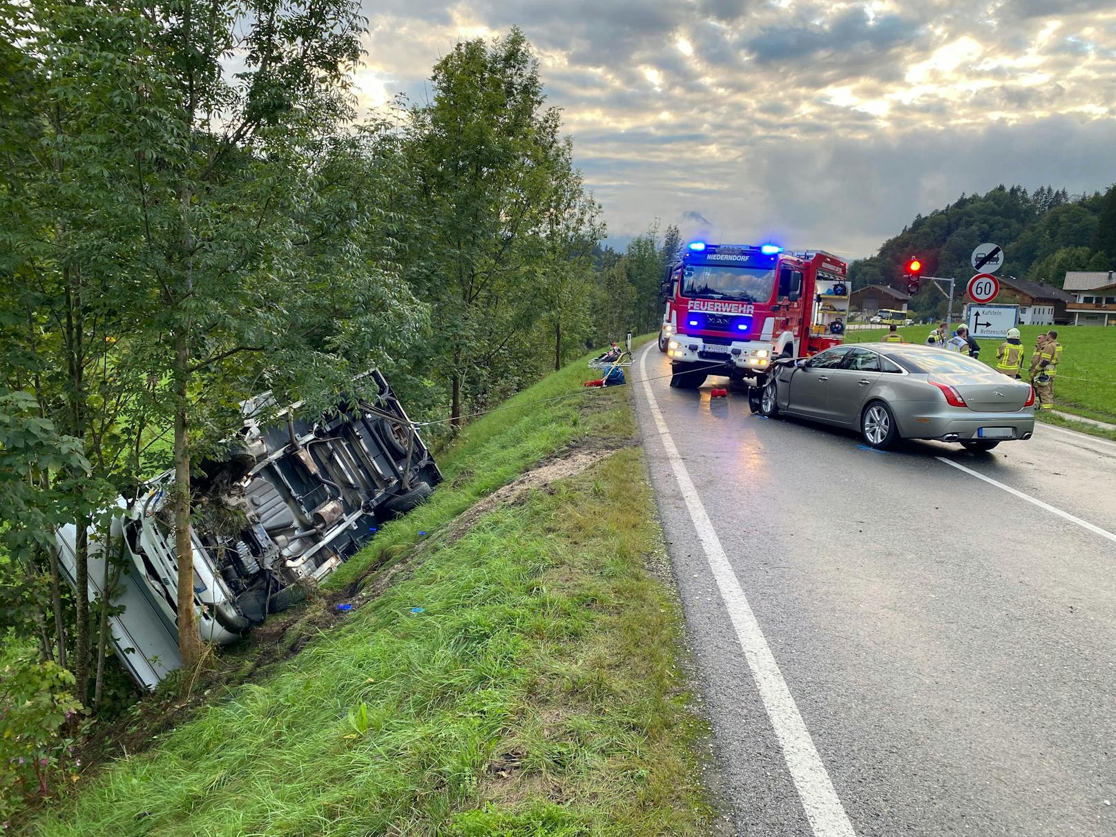 Bei einem schweren Verkehrsunfall in Rettenschöss (Bezirk Kufstein) sind am Sonntag mehrere Personen verletzt worden.