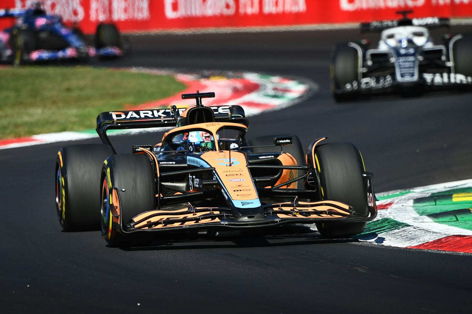 Daniel Ricciardo (McLaren) - Note: 0. Viel Pech für Ricciardo, der lange in den Punkten mitfightete und klar auf Kurs WM-Zähler war, ehe ihn sein Mercedes-Motor im Stich ließ – sorgte für die Safety Car Phase.