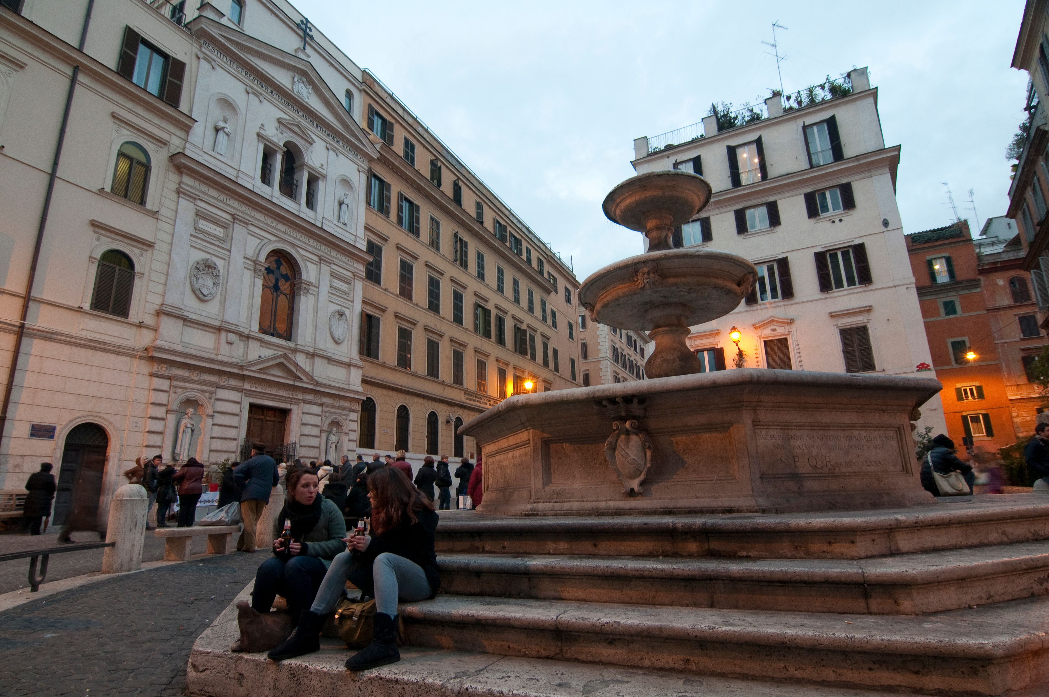 Bilder aus einer vergangenen Zeit. Heute ist das Trinken und Essen auf den Stiegen des&nbsp;Brunnen "Fontana dei Catecumi" streng verboten.