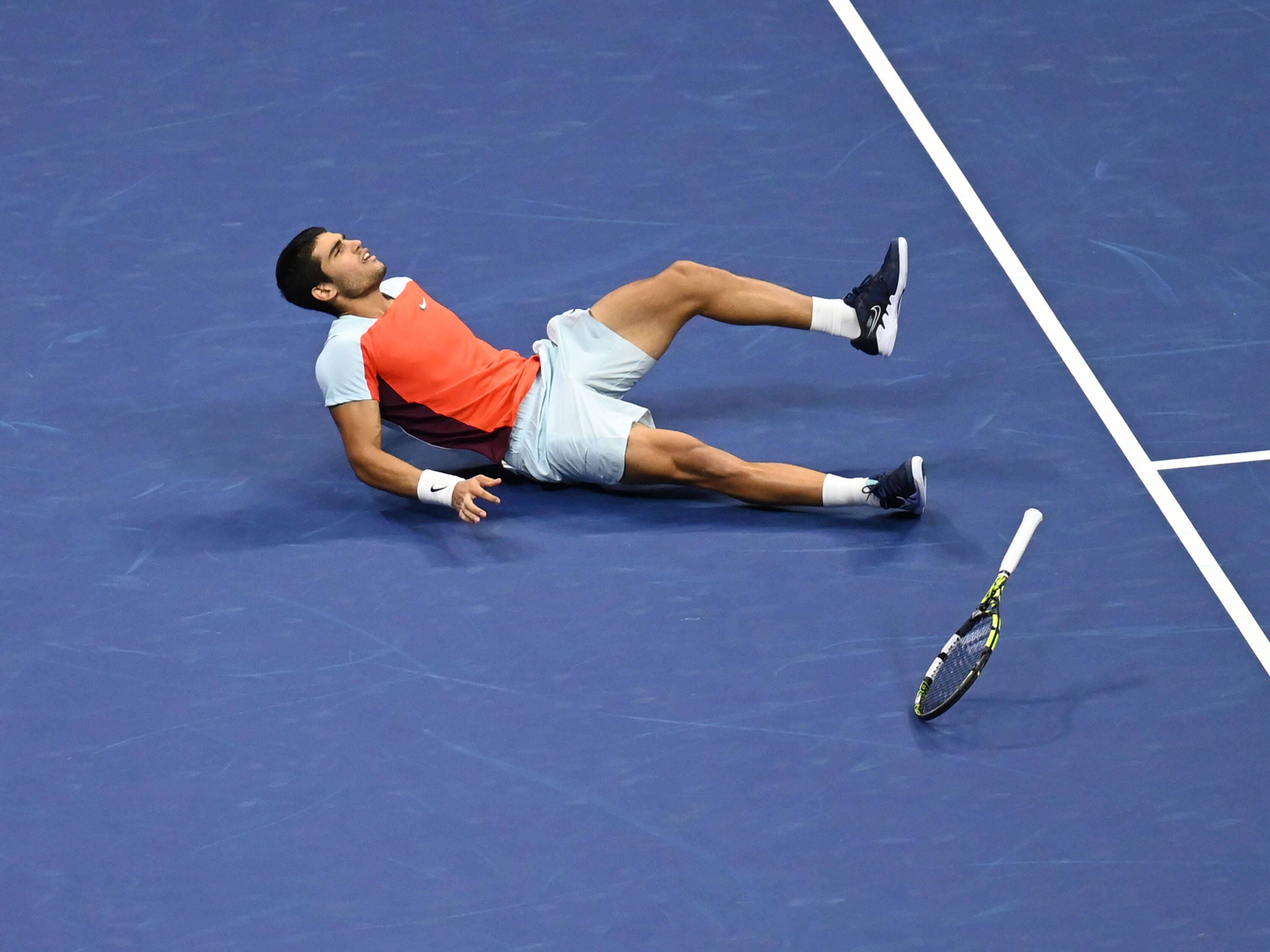 FLUSHING MEADOW, NY - SEPTEMBER 11: Carlos Alcaraz ESP falls to the court after winning the US Open Men s singles final on September 11, 2022, at the USTA Billie Jean King National Tennis Center, Flushing Meadow, NY. Photo by Cynthia Lum/Icon Sportswire TENNIS: SEP 11 U.S. Open Icon25022091106 