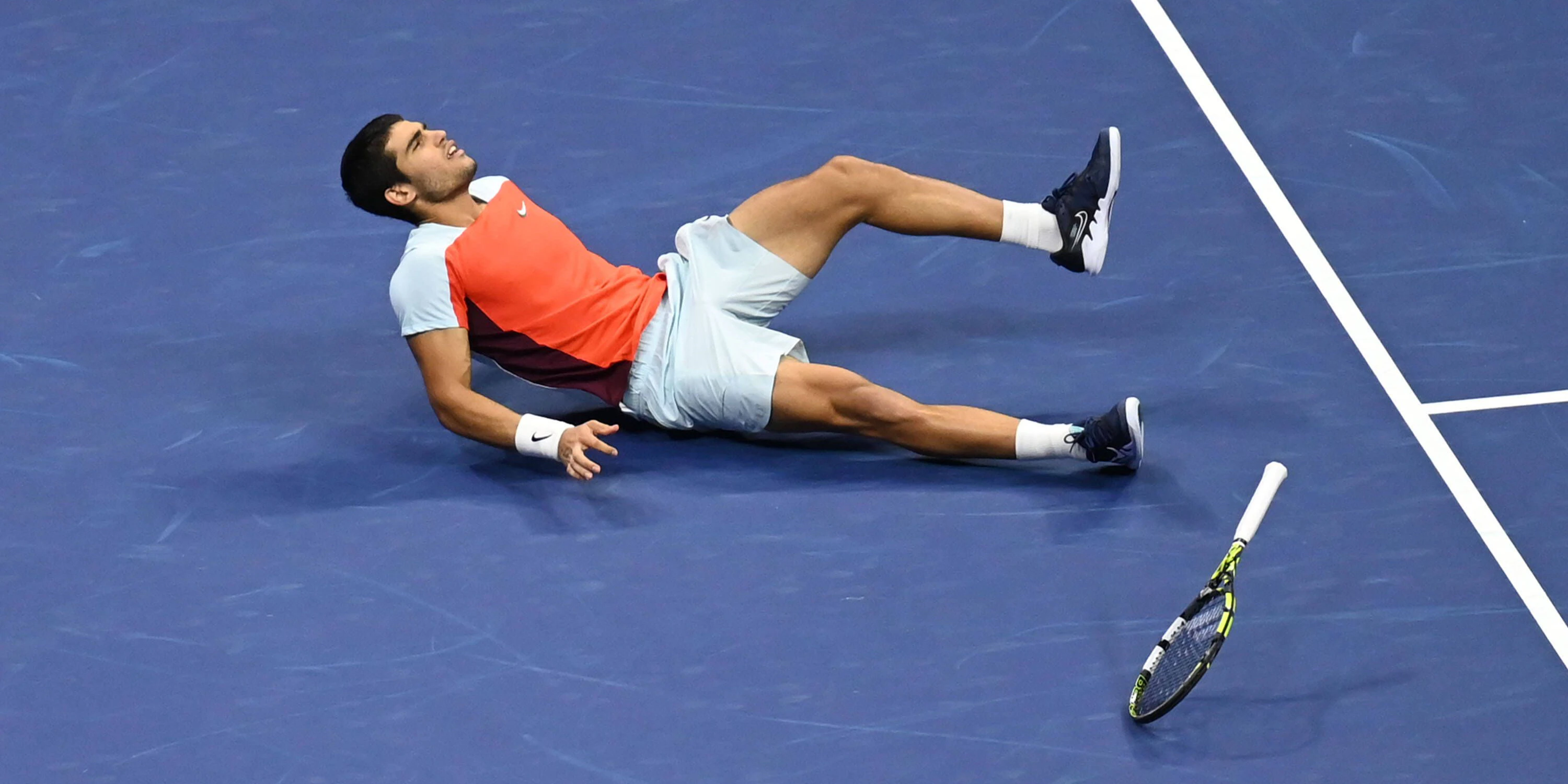 FLUSHING MEADOW, NY - SEPTEMBER 11: Carlos Alcaraz ESP falls to the court after winning the US Open Men s singles final on September 11, 2022, at the USTA Billie Jean King National Tennis Center, Flushing Meadow, NY. Photo by Cynthia Lum/Icon Sportswire TENNIS: SEP 11 U.S. Open Icon25022091106 