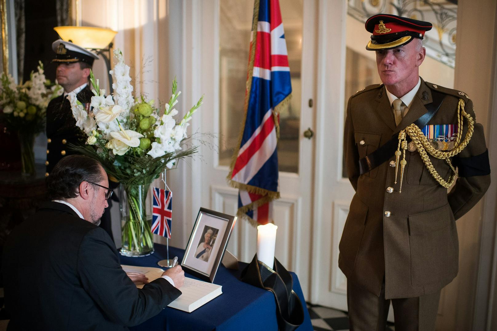Zu Ehren der Queen: Schallenberg trägt sich in das Kondolenzbuch der britischen Botschaft ein und hinterlässt respektvolle Zeilen.