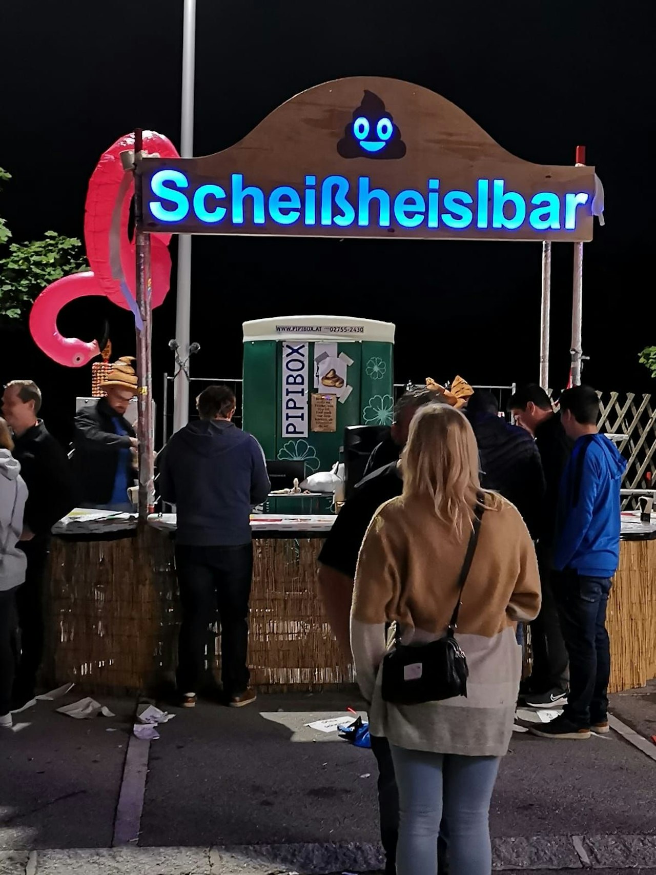 Heute.at - Dufte Idee! WC-Box gleich in Bar integriert