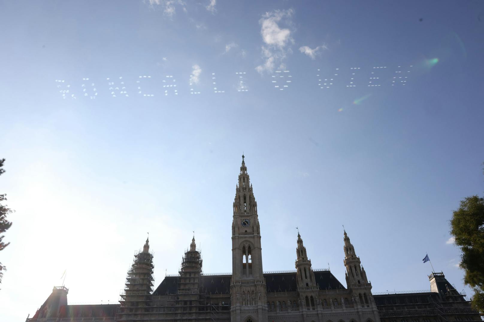Tausende Wiener staunten am Montag über die Skywriting-Werbung