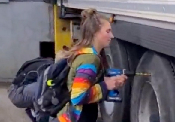 Rad ab: Aktivistin am Werk