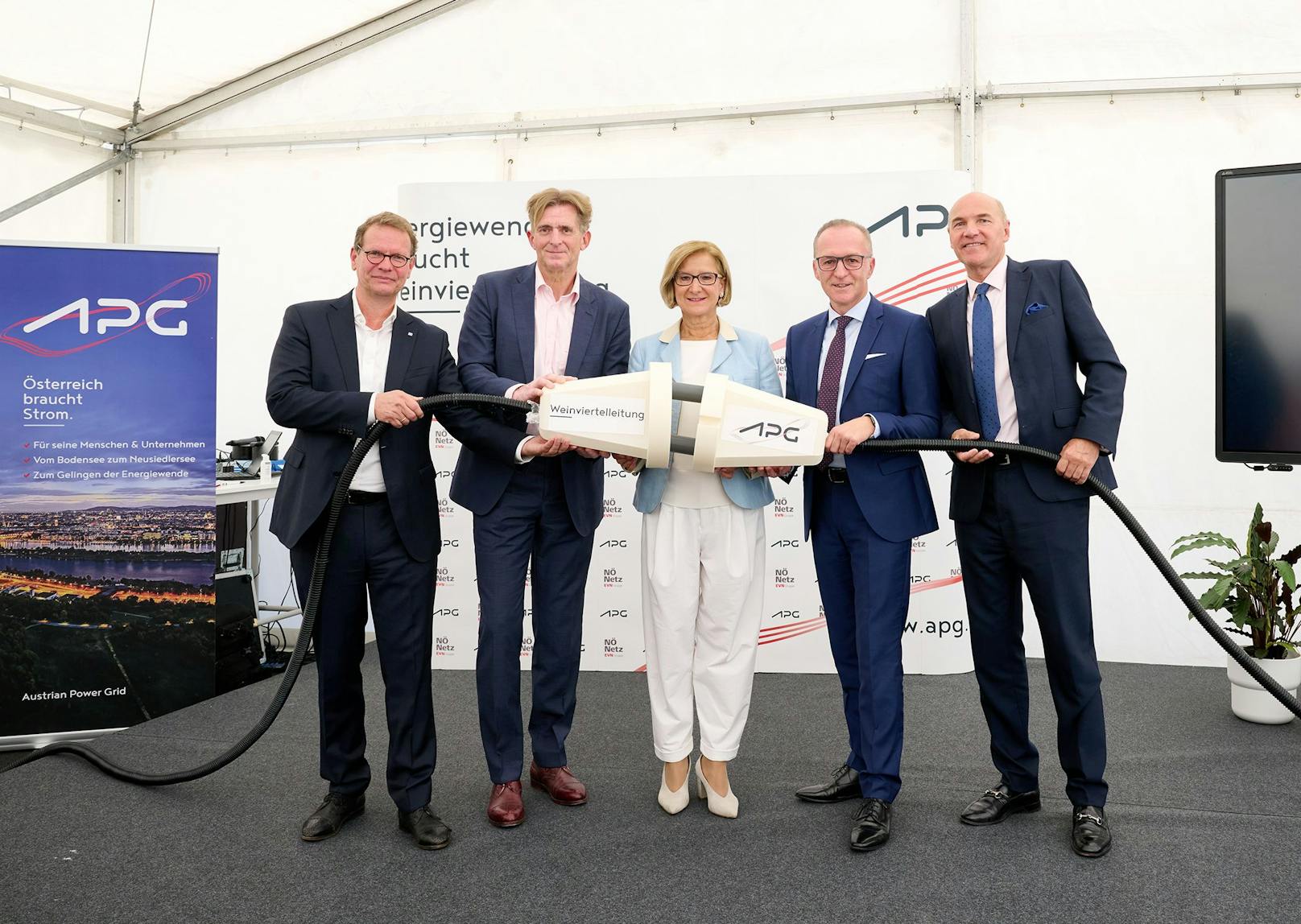 Feierliche Eröffnung der Weinviertelleitung: EVN-Vorstandsdirektor Stefan Szyskowitz, EVN-Vorstandsdirektor Franz Mittermayer, Landeshauptfrau Johanna Mikl-Leitner, APG-Vorstandsdirektor Gerhard Christiner und APG-Aufsichtsratsvorsitzender Peter Kollmann (v.l.n.r.)