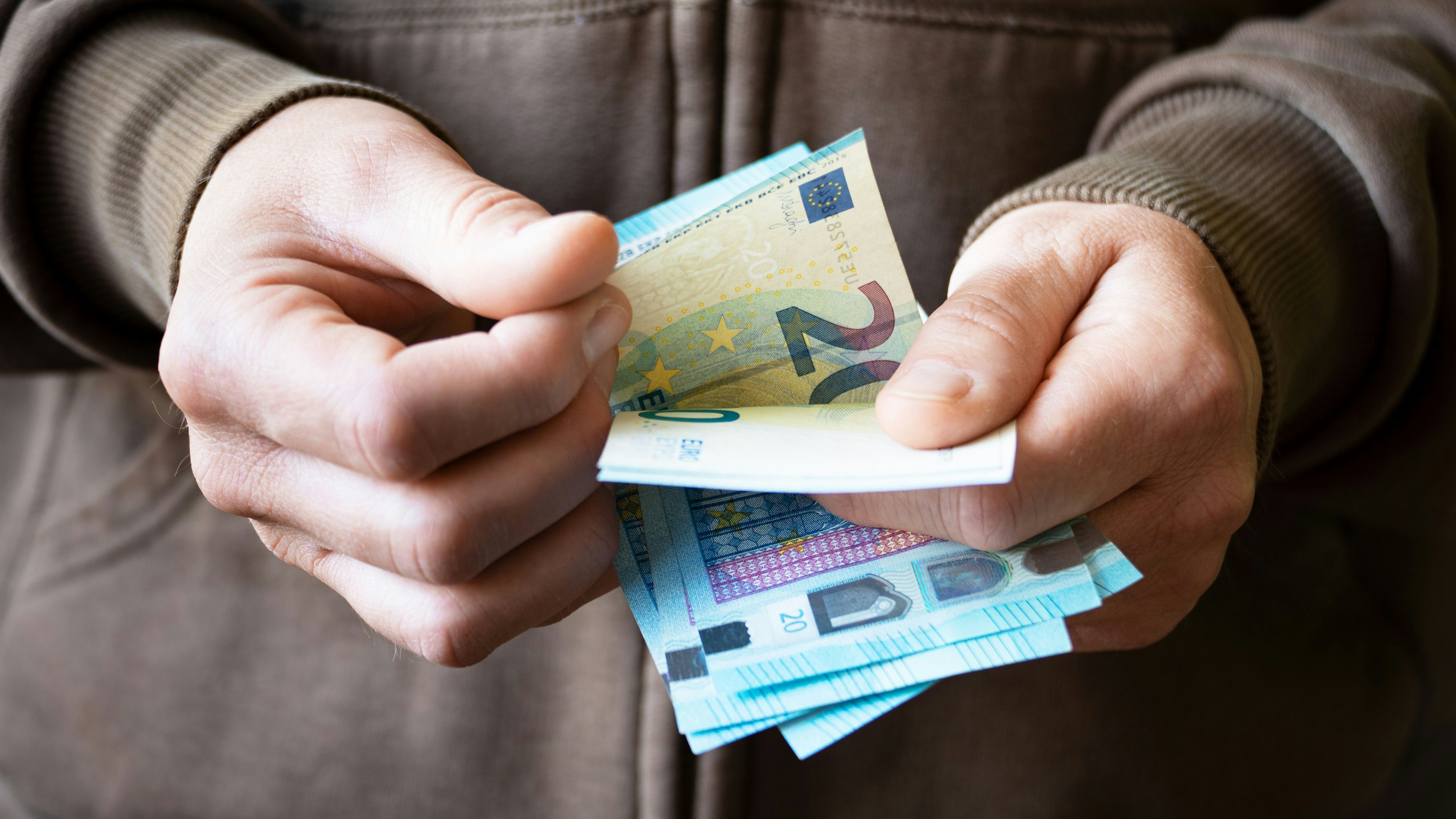 "Immense Gewinne" – dieses Versprechen ließ einen Österreicher Tausende Euro verlieren.
