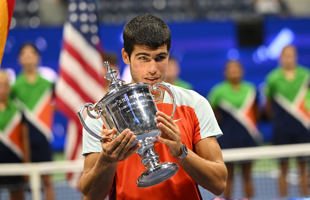 Carlos Alcaraz mit der US-Open-Trophäe