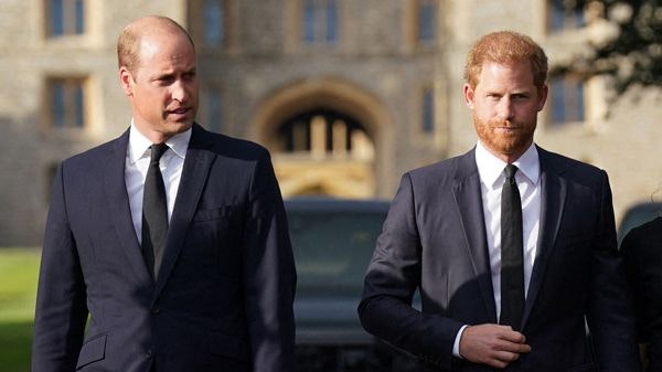 Download von www.picturedesk.com am 12.09.2022 (20:40).  (L-R) Britain's Prince William, Prince of Wales, Britain's Prince Harry on the long Walk at Windsor Castle on September 10, 2022, before meeting well-wishers. - King Charles III pledged to follow his mother's example of "lifelong service" in his inaugural address to Britain and the Commonwealth on Friday, after ascending to the throne following the death of Queen Elizabeth II on September 8. (Photo by Kirsty O'Connor / POOL / AFP) - 20220910_PD14894 - Rechteinfo: Rights Managed (RM) Nur für redaktionelle Nutzung! Werbliche Nutzung erfordert Freigabe: bitte schicken Sie uns eine Anfrage.