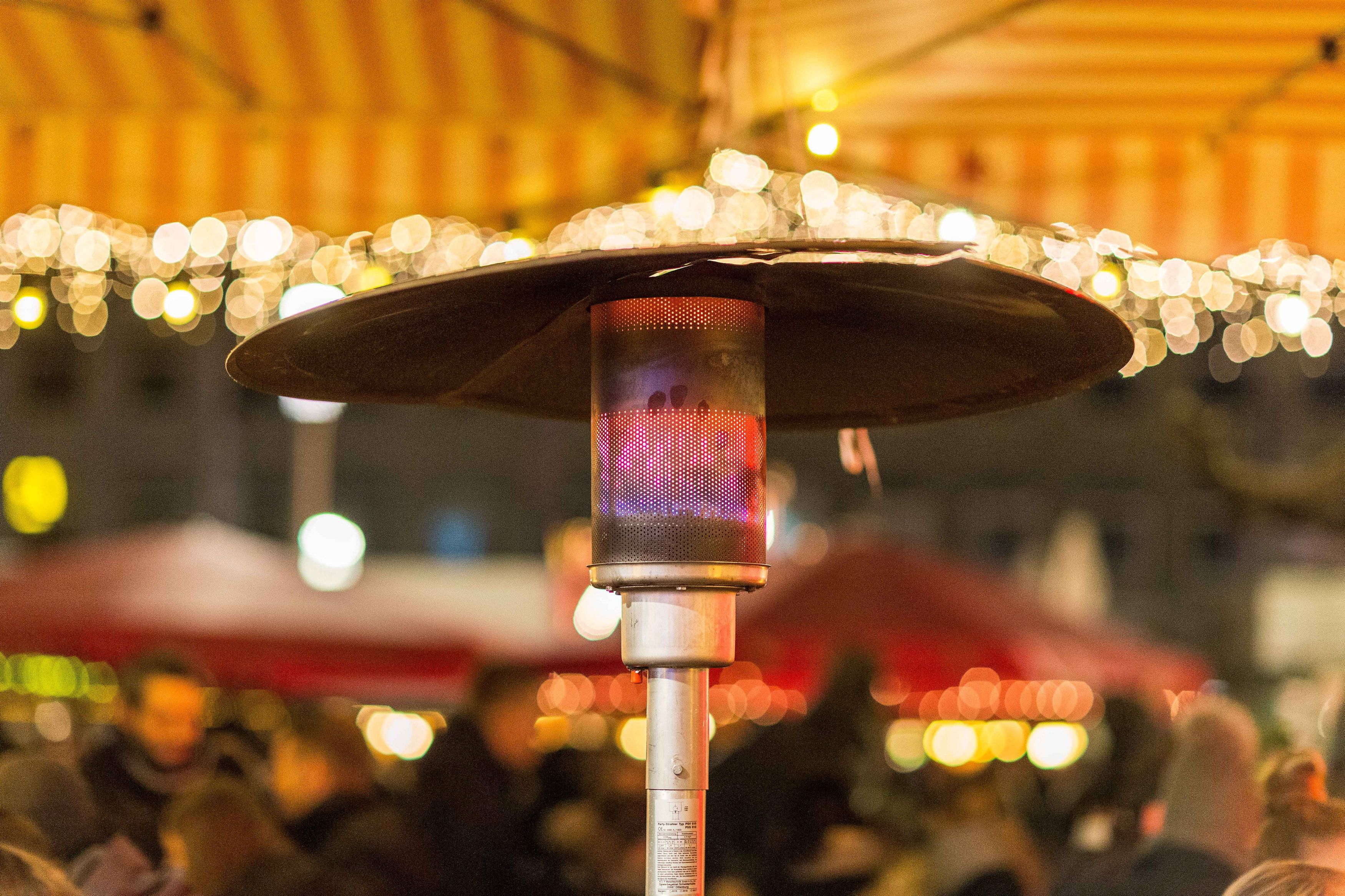 Neben dem Aus von Werbebeleuchtung nach 22 Uhr will die Regierung aus Energiespargründen auch ein Verbot von Heizschwammerln.