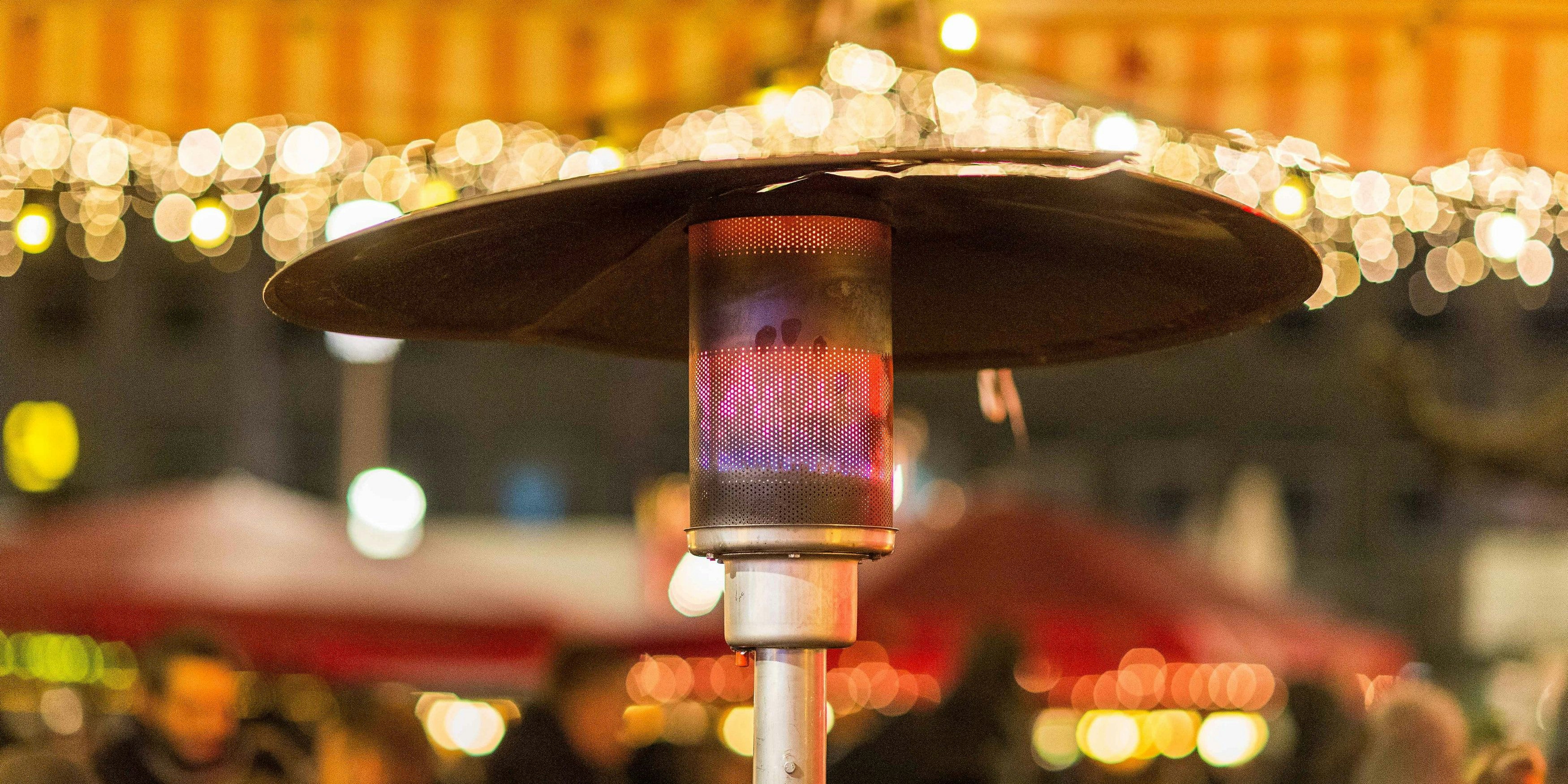 Download von www.picturedesk.com am 12.09.2022 (11:30).  11.11.2018, Weihnachtsmarkt, Bochum, GER, Weihnachtsmarkt, im Bild Ein Heizpilz heizt den Besuchern des Weihnachtsmarktes an einem Gluehweinstand ein // during a visit to the Christmas market at the Weihnachtsmarkt in Bochum, Germany on 2018/11/11. EXPA Pictures © 2018, PhotoCredit: EXPA/ Eibner-Pressefoto/ Mario Hommes *****ATTENTION - OUT of GER***** - 20181123_PD6055 - Rechteinfo: Rights Managed (RM)