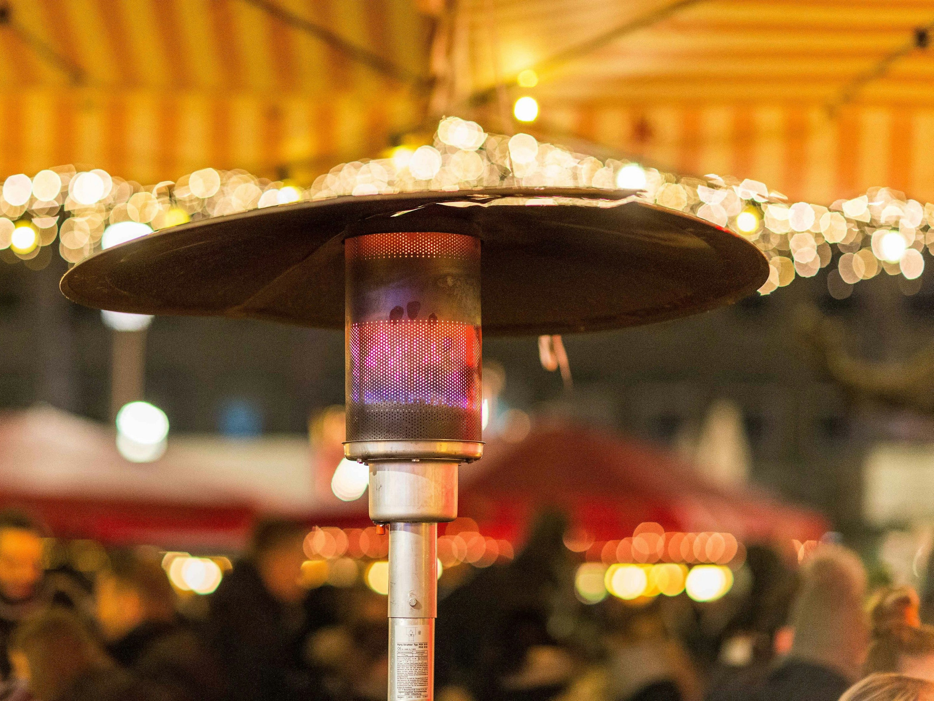 Download von www.picturedesk.com am 12.09.2022 (11:30).  11.11.2018, Weihnachtsmarkt, Bochum, GER, Weihnachtsmarkt, im Bild Ein Heizpilz heizt den Besuchern des Weihnachtsmarktes an einem Gluehweinstand ein // during a visit to the Christmas market at the Weihnachtsmarkt in Bochum, Germany on 2018/11/11. EXPA Pictures © 2018, PhotoCredit: EXPA/ Eibner-Pressefoto/ Mario Hommes *****ATTENTION - OUT of GER***** - 20181123_PD6055 - Rechteinfo: Rights Managed (RM)