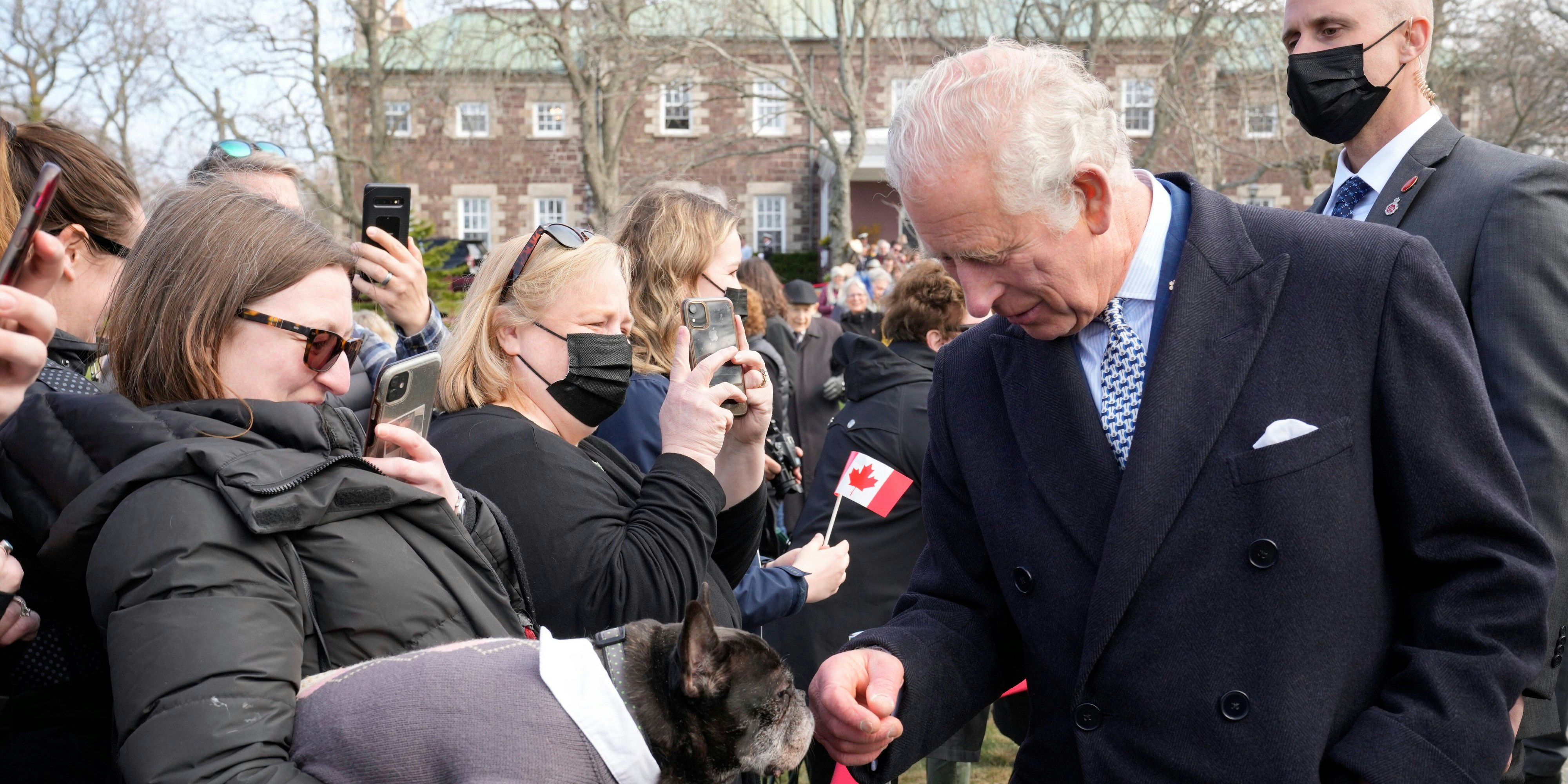 Oft plaudert er mit Royal-Fans.