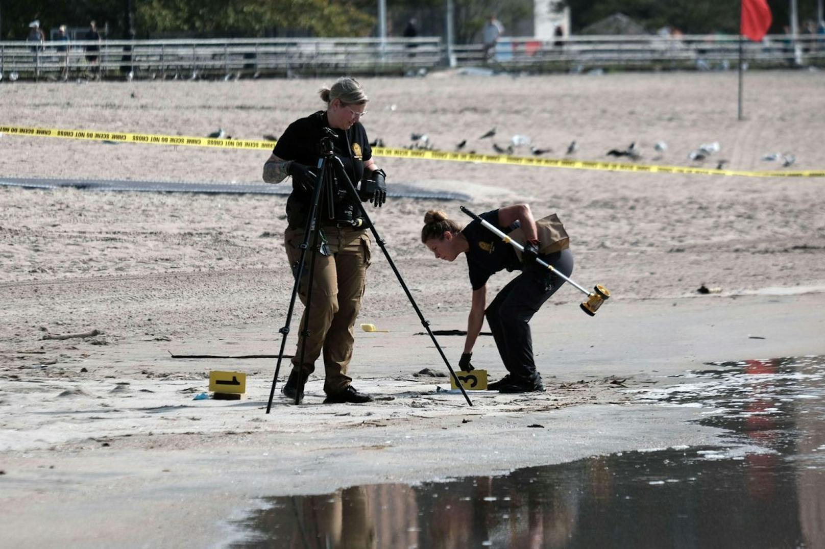 Drei Kinder sind an einem Strand von New York bewusstlos aufgefunden und später im Krankenhaus für tot erklärt worden.