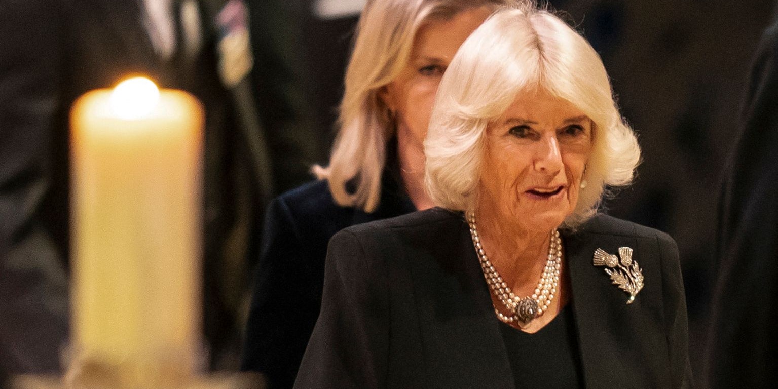 Queen Consort Camilla, die Ehefrau des Königs, betritt danach die Kirche. 