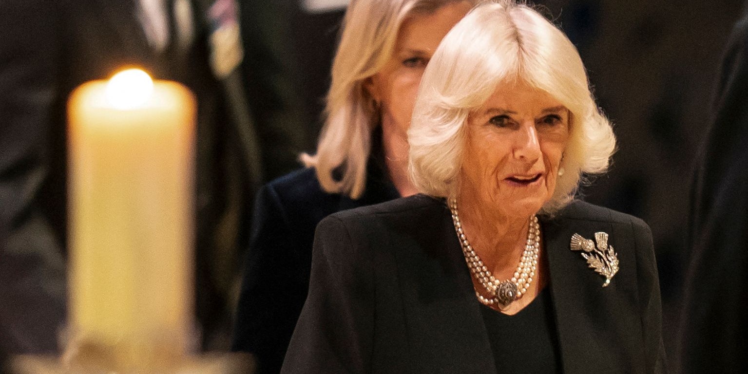 Queen Consort Camilla, die Ehefrau des Königs, betritt danach die Kirche. 