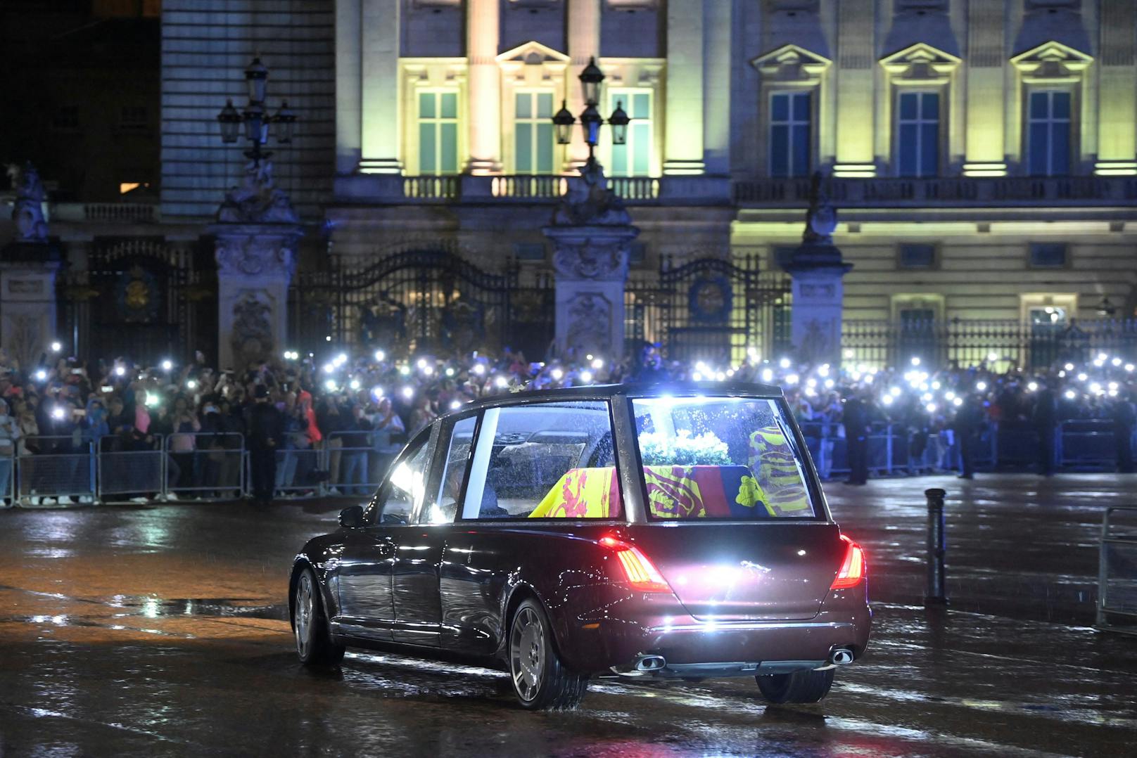 Der Sarg der Queen ist unter dem Jubel der Menge im Buckingham Palace eingetroffen.