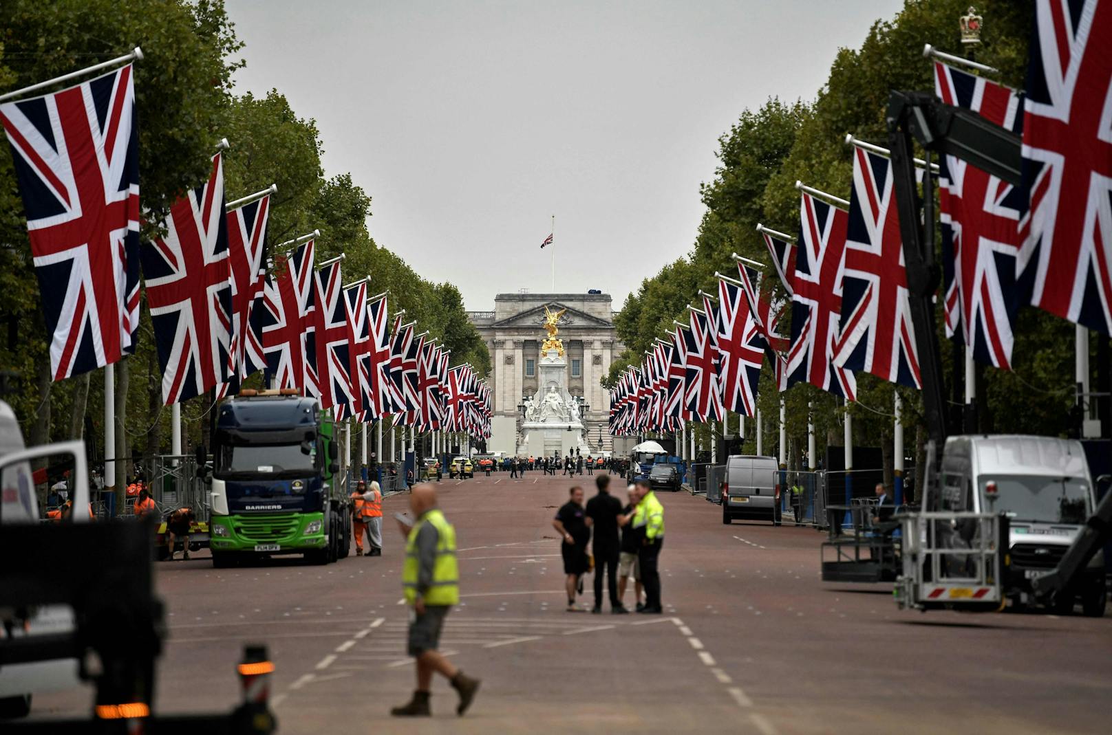 Die Queen tritt ihre letzte Reise nach London an. In der britischen Hauptstadt wird alles für das Eintreffen der Monarchin vorbereitet.