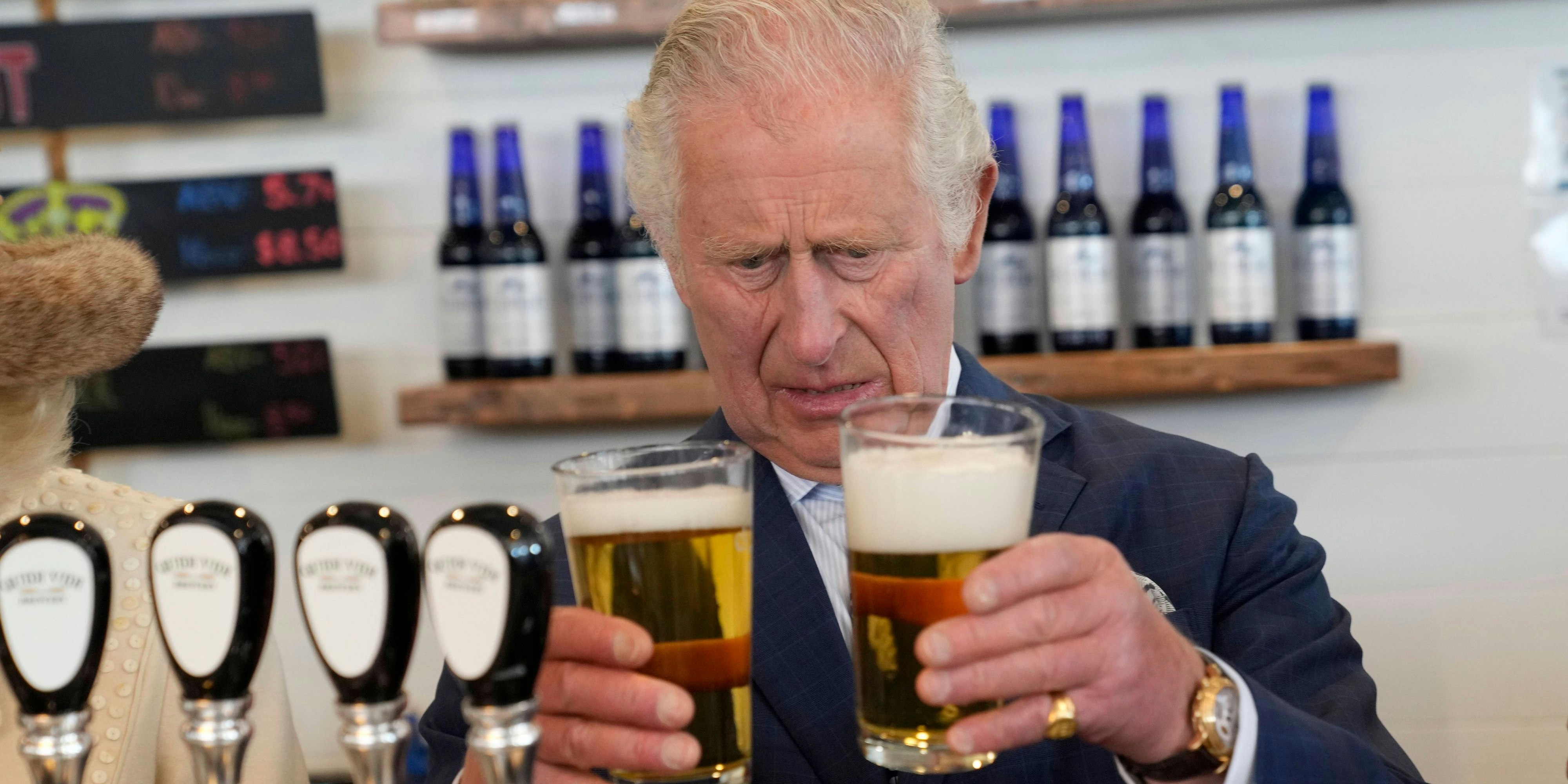 Charles III. gönnt sich gerne mal ein Bier.