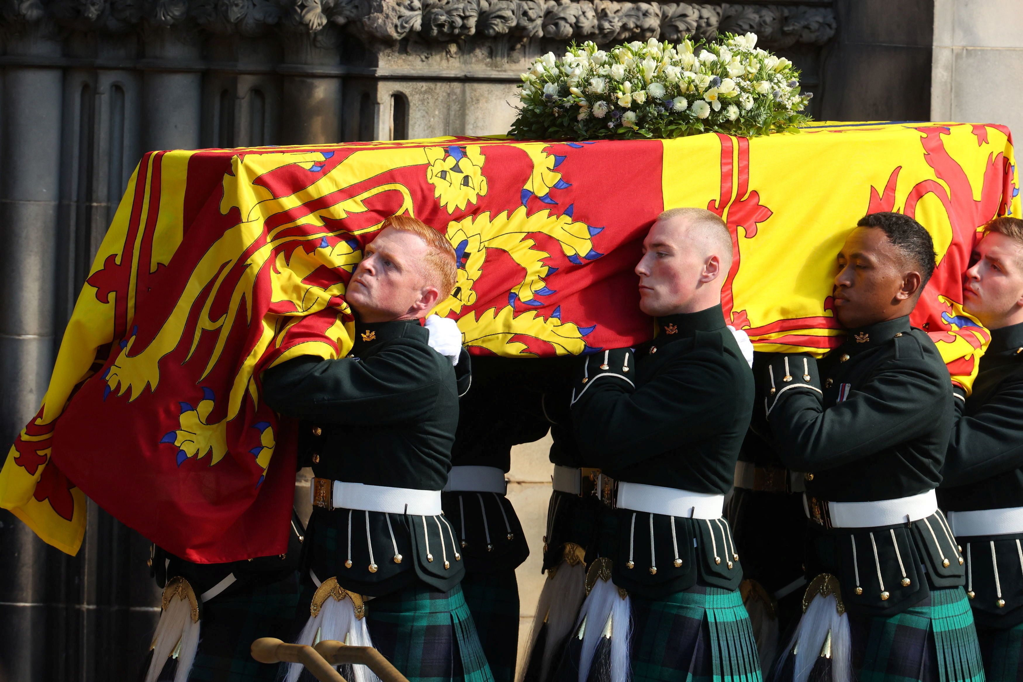 Royal Guards tragen den Sarg der Queen in die St. Giles Kathedrale.