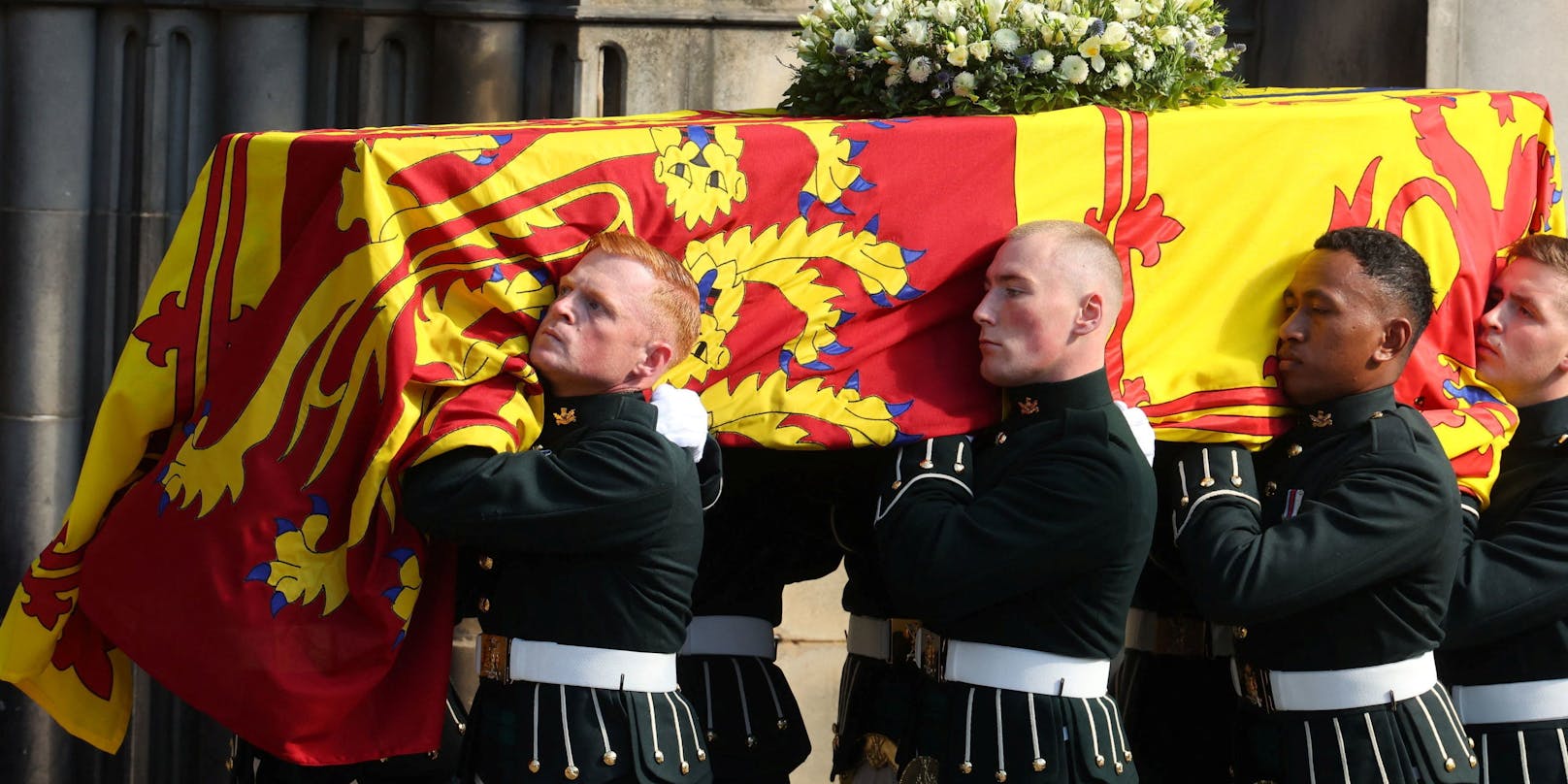 Royal Guards tragen den Sarg der Queen in die St. Giles Kathedrale.