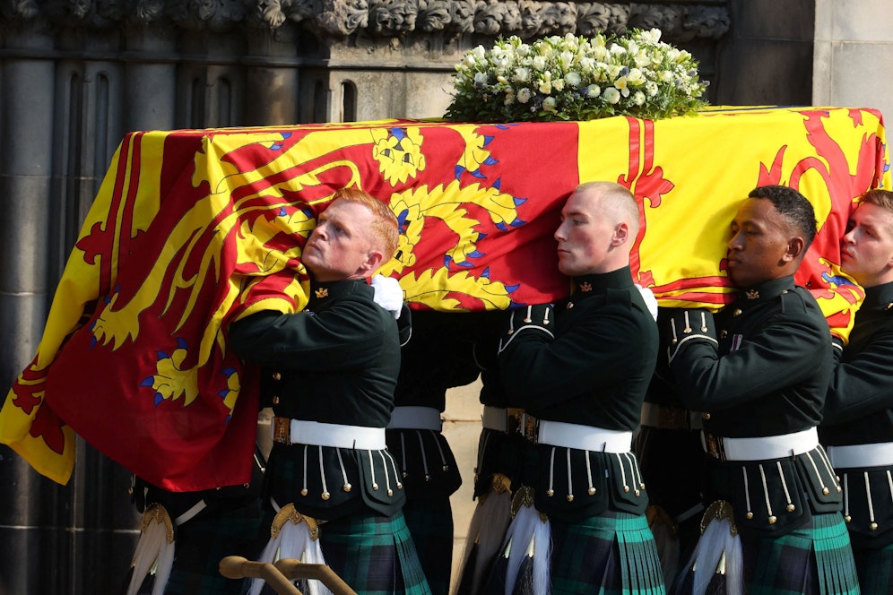 Royal Guards tragen den Sarg der Queen in die St. Giles Kathedrale.