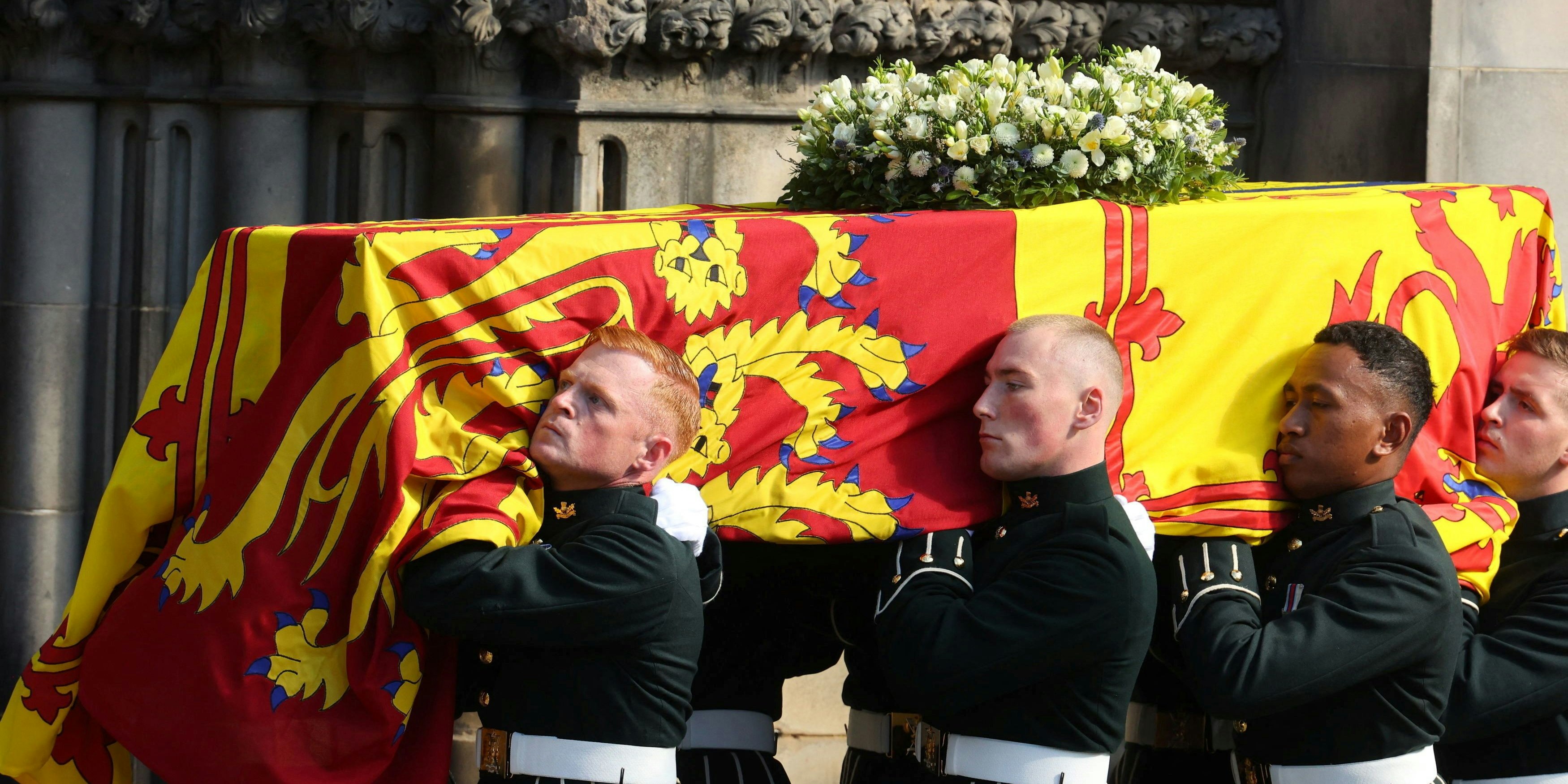 Royal Guards tragen den Sarg der Queen in die St. Giles Kathedrale.