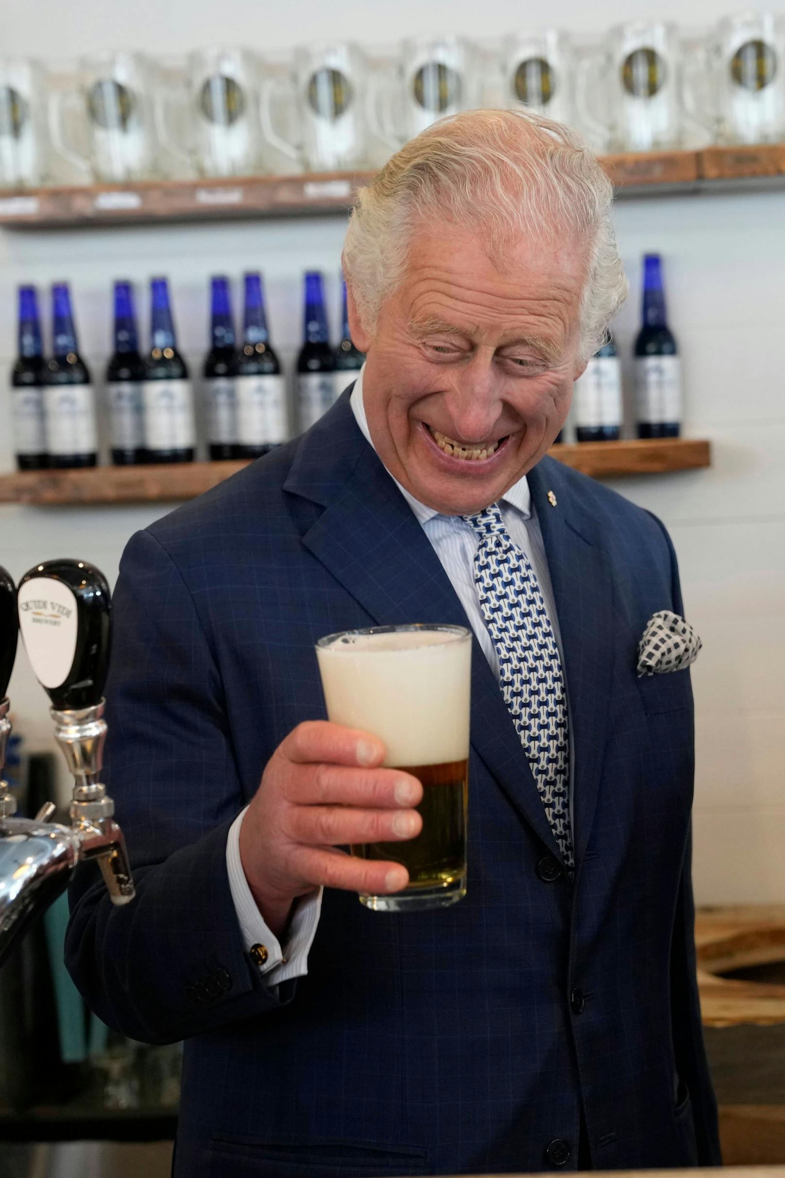 Charles III. gönnt sich gerne mal ein Bier.