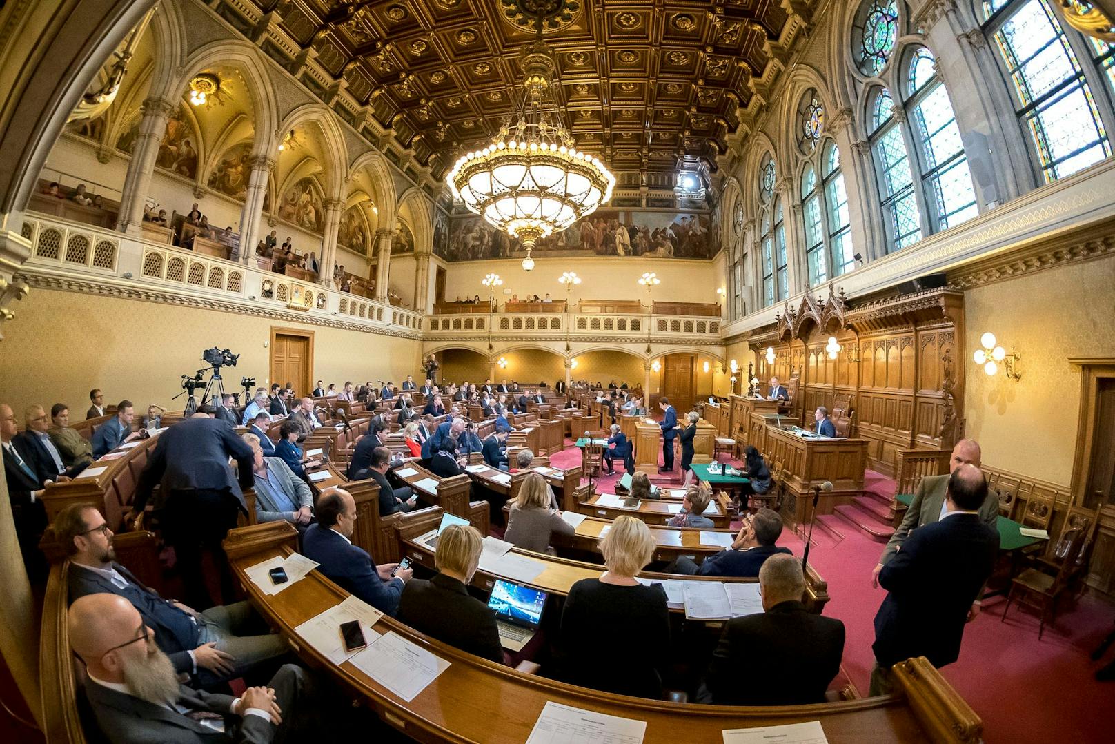 Debatten im Wiener Rathaus: Ein Milliardenkredit, der an Wien Energie geht, sorgt für Diskussionen unter den Parteien. Die ÖVP spricht vom "größten Finanzskandal in der Geschichte Wiens".