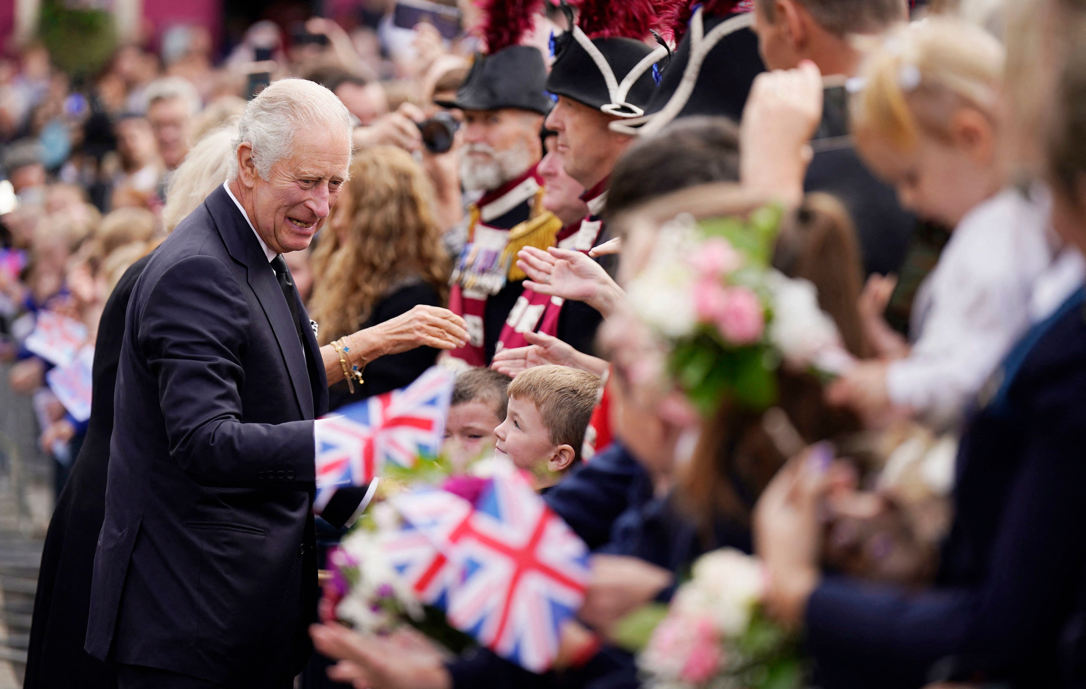 Download von www.picturedesk.com am 13.09.2022 (18:34).  Britain's King Charles III meets members of the public during a walkabout in Writers' Square in Belfast on September 13, 2022, during his visit to Northern Ireland. - King Charles III on Tuesday travelled to Belfast where he is set to receive tributes from pro-UK parties and the respectful sympathies of nationalists who nevertheless can see reunification with Ireland drawing closer. (Photo by Niall Carson / POOL / AFP) - 20220913_PD6054 - Rechteinfo: Rights Managed (RM) Nur für redaktionelle Nutzung! Werbliche Nutzung erfordert Freigabe: bitte schicken Sie uns eine Anfrage.