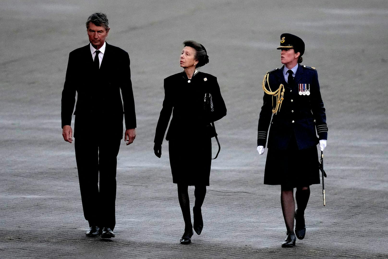 Queen-Tochter Prinzessin Anne hat allen Trauergästen und Besuchern für die Anteilnahme zum Tod von Königin Elizabeth II. gedankt. "Die Liebe und den Respekt zu erfahren, den so viele während dieser Reisen gezeigt haben, macht demütig und ist zugleich aufmunternd".