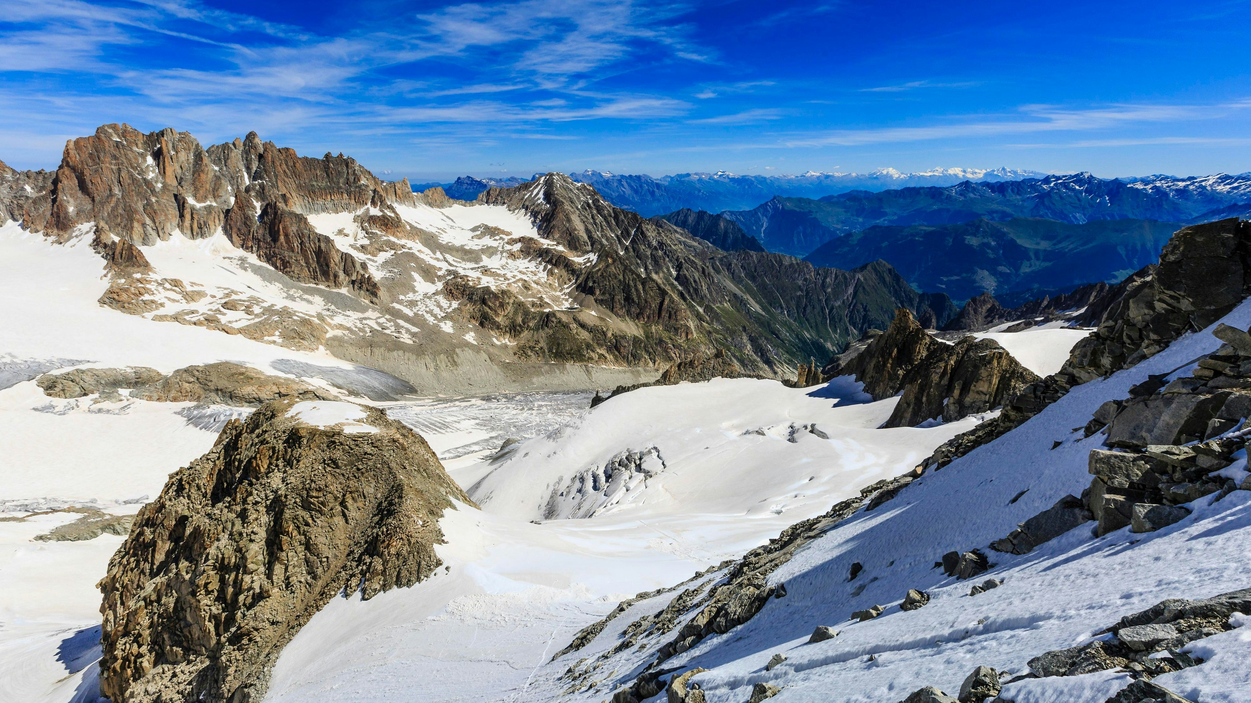 Download von www.picturedesk.com am 13.09.2022 (21:24).  Ausblick vom Nordwest-Grat des Grande Lui zum Saleinagletscher, Mont-Blanc-Massiv, Alpen, Wallis, Schweiz, Europa - 20140718_PD12066 - Rechteinfo: Royalty Free (RF)