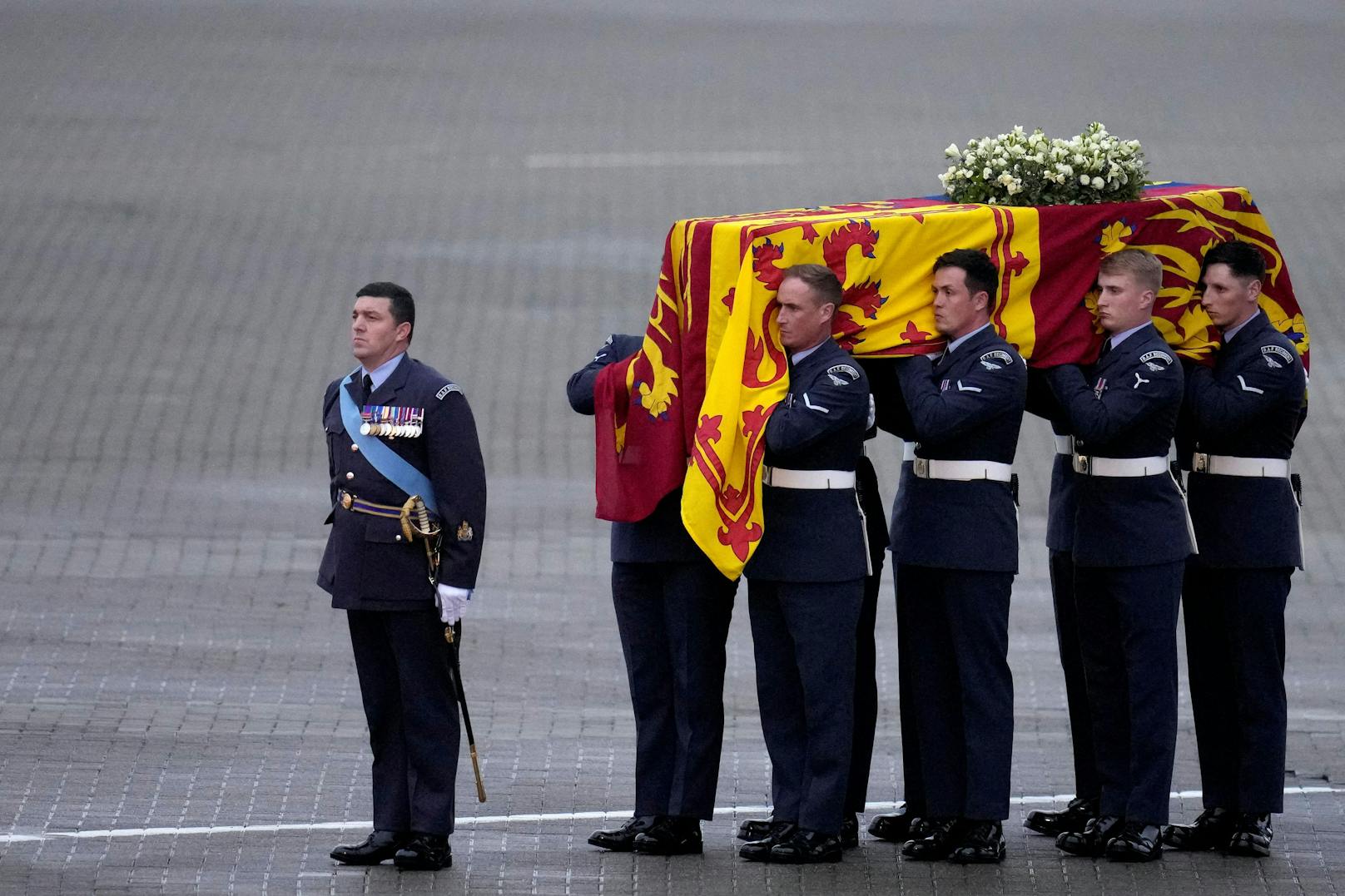 Dort wird er mit militärischen Ehren empfangen. Auch die britische Premierministerin Liz Truss und Verteidigungsminister Ben Wallace nehmen an der Zeremonie teil.