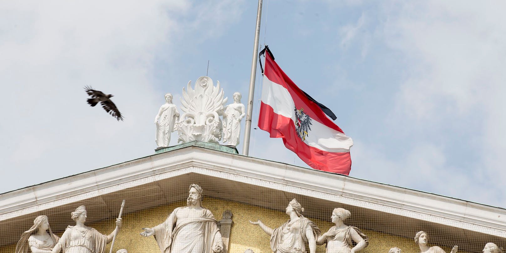 Die Österreich-Fahne wird auf Bund- und Landes-Ebene auf halbmast gesetzt. Jene der EU wird mancherorts auf halbmast gesetzt, andernorts komplett eingeholt.
