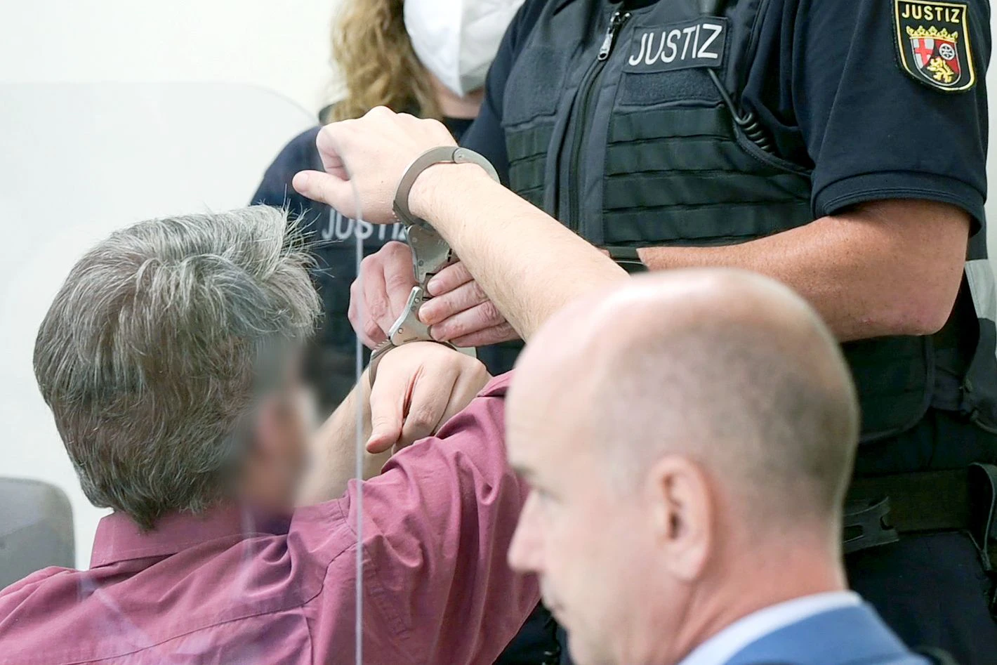 In Bad Kreuznach wurde ein Tankstellenmitarbeiter (20) erschossen, weil dieser einen Kunden zum Aufsetzen einer Maske aufgefordert hatte. 