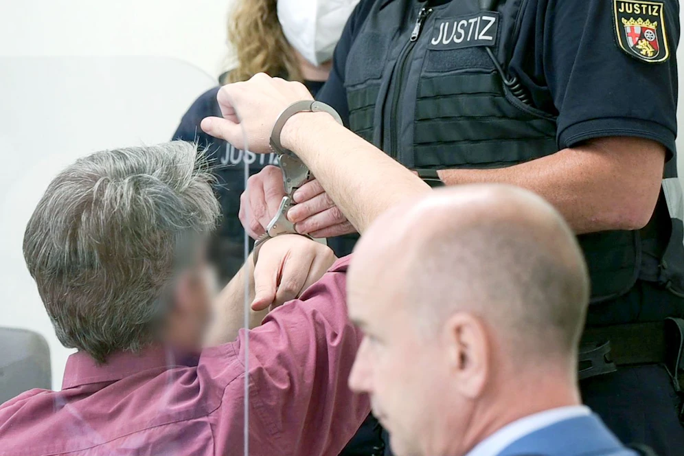 In Bad Kreuznach wurde ein Tankstellenmitarbeiter (20) erschossen, weil dieser einen Kunden zum Aufsetzen einer Maske aufgefordert hatte. 