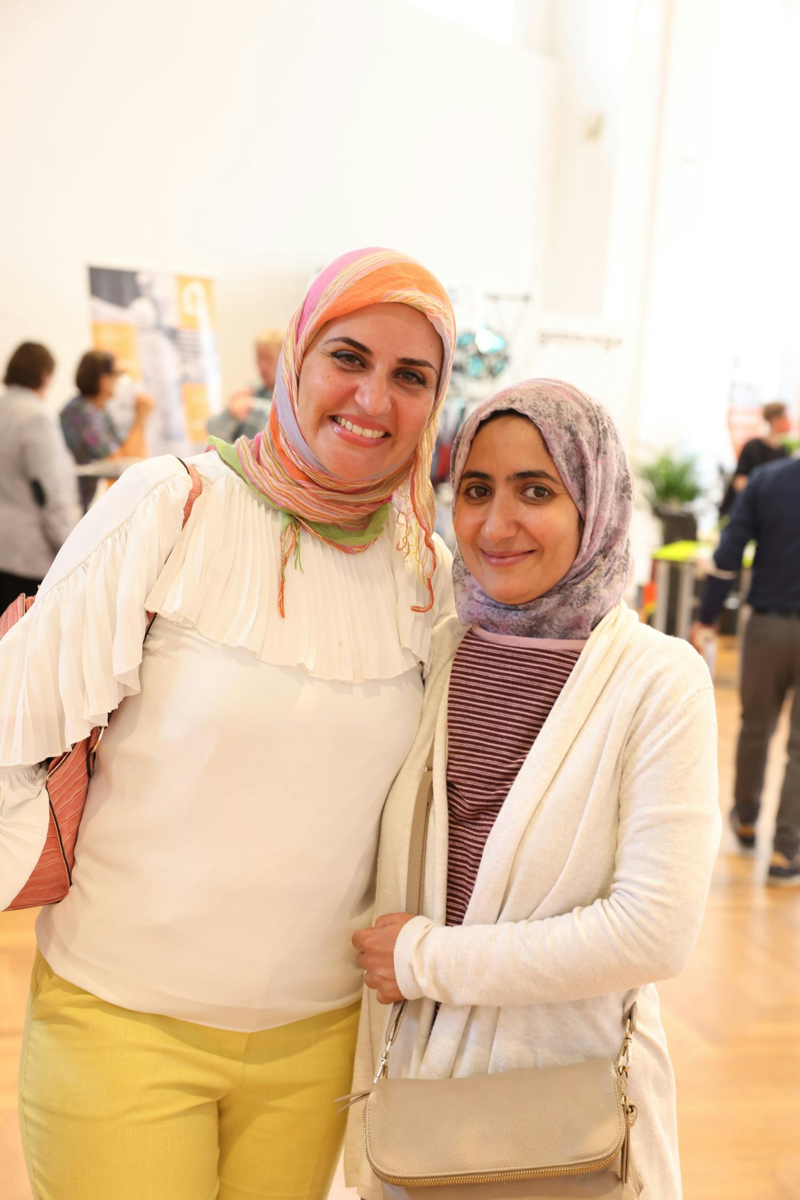 Houda (43) und ihre Freundin Lubna (42) suchen einem Jahr Arbeit als Lehrerin und Ordinationsassistentin.