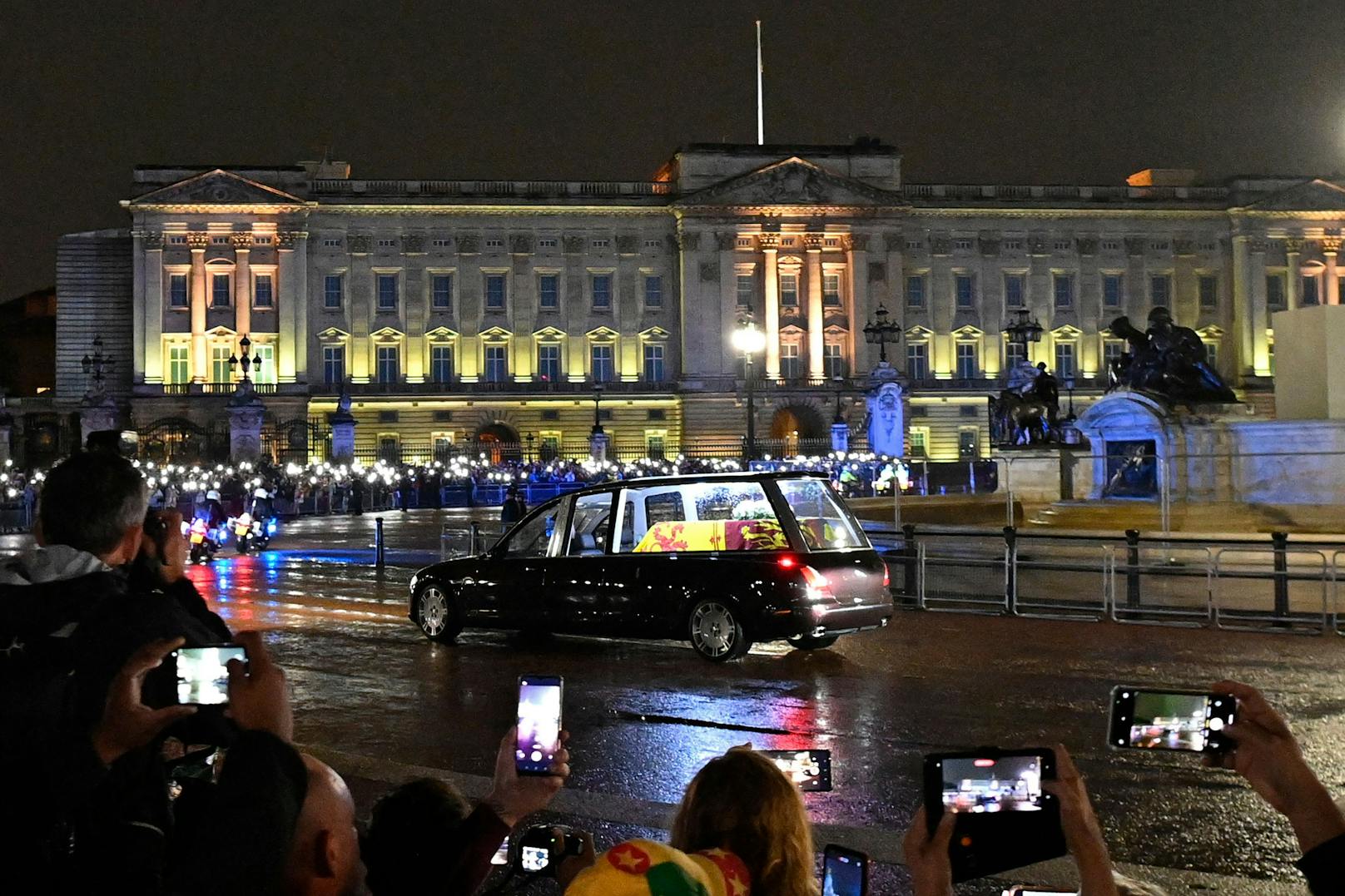 Charles empfing Sarg der Queen im Buckingham Palace