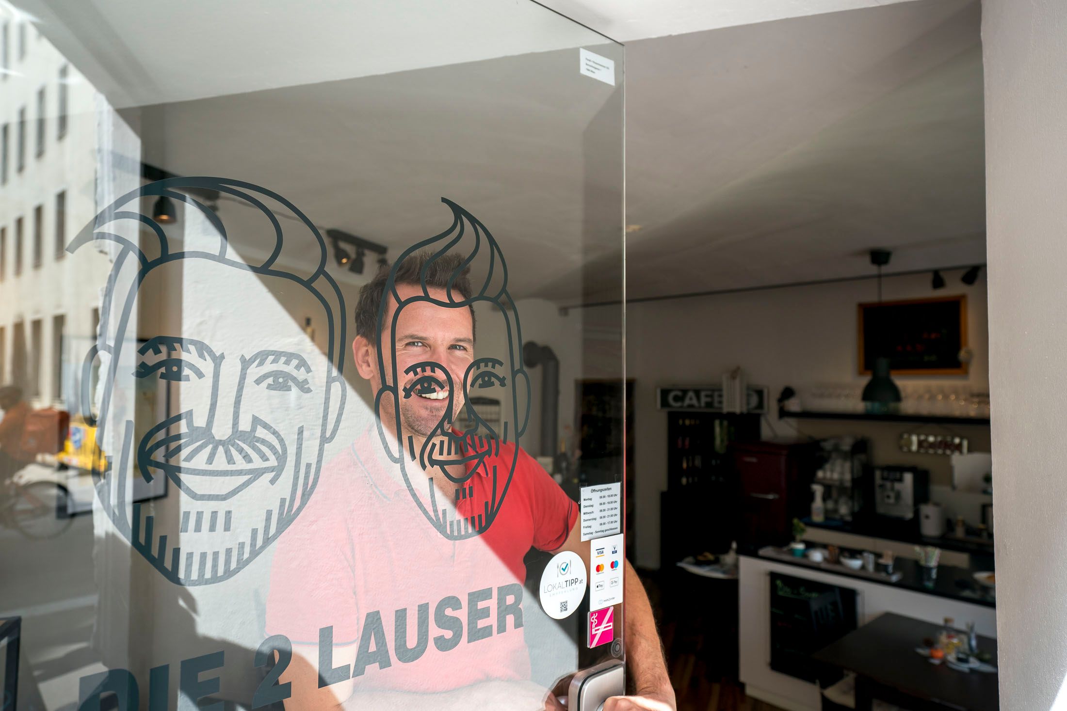 Rechts Cafetier Johann R. (39), links (gemalt) sein Kollege Jürgen P. (48), zusammen führen sie das 