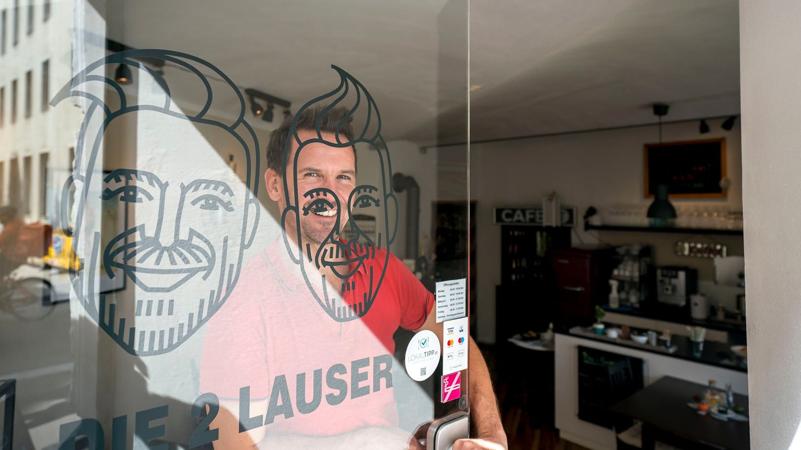 Rechts Cafetier Johann R. (39), links (gemalt) sein Kollege Jürgen P. (48), zusammen führen sie das "Café die 2 Lauser"