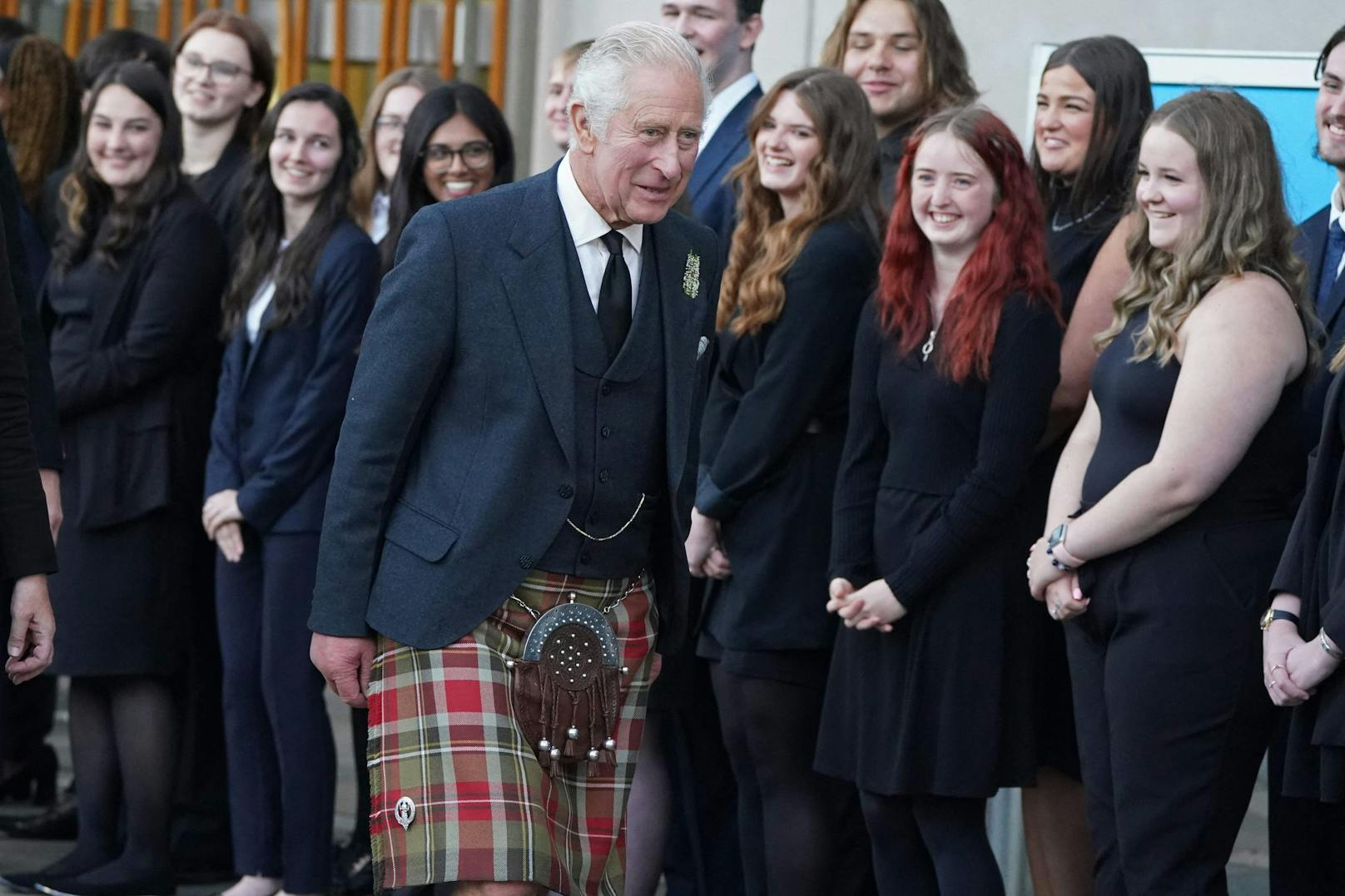 Zuvor war der König noch beim schottischen Parlament. Auch hier sind viele Menschen, die den neuen Monarchen sehen wollen.