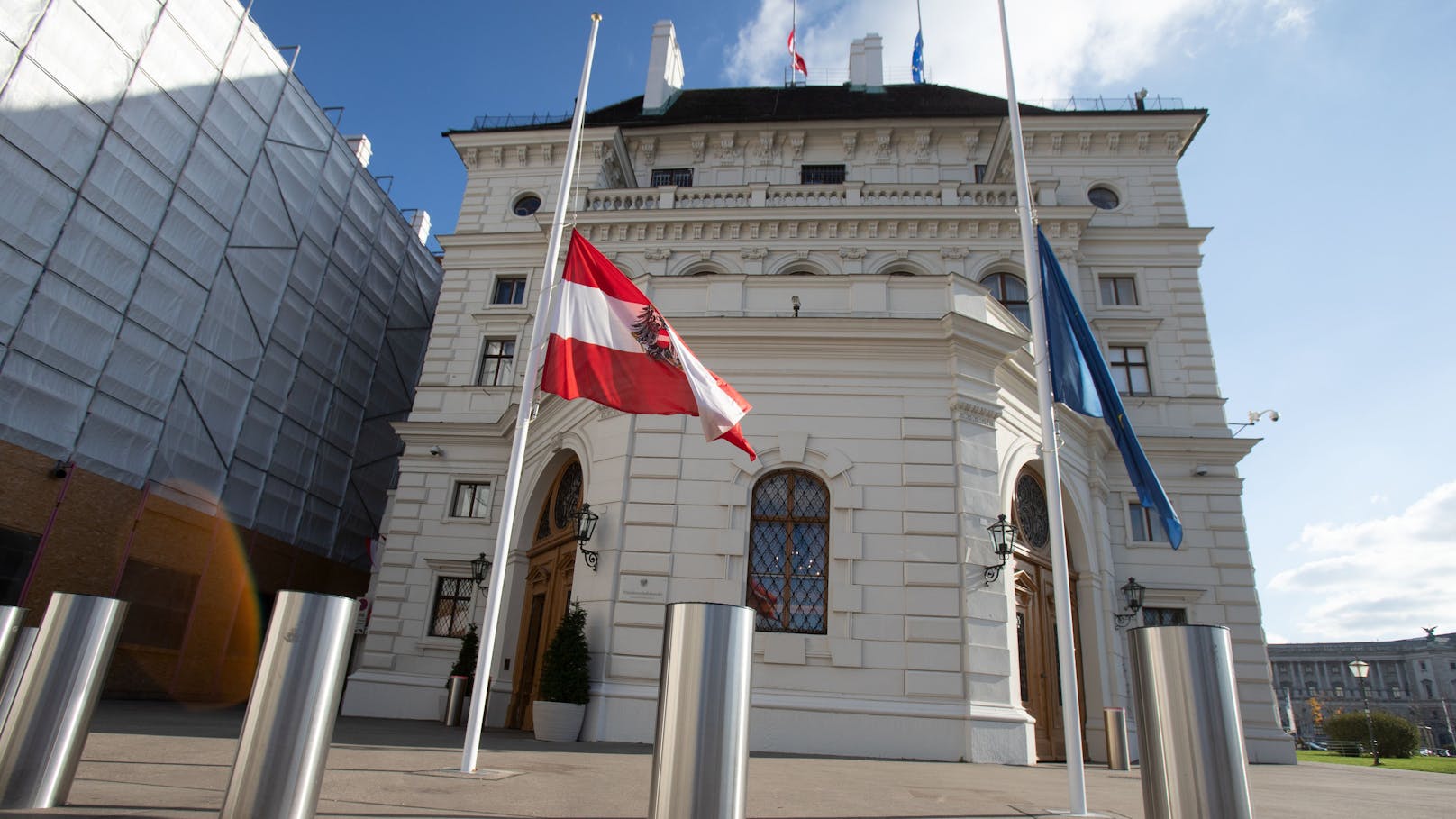 Österreich setzt die Flaggen am Montag auf Halbmast, die EU-Fahne (r.) wird dann eingezogen.