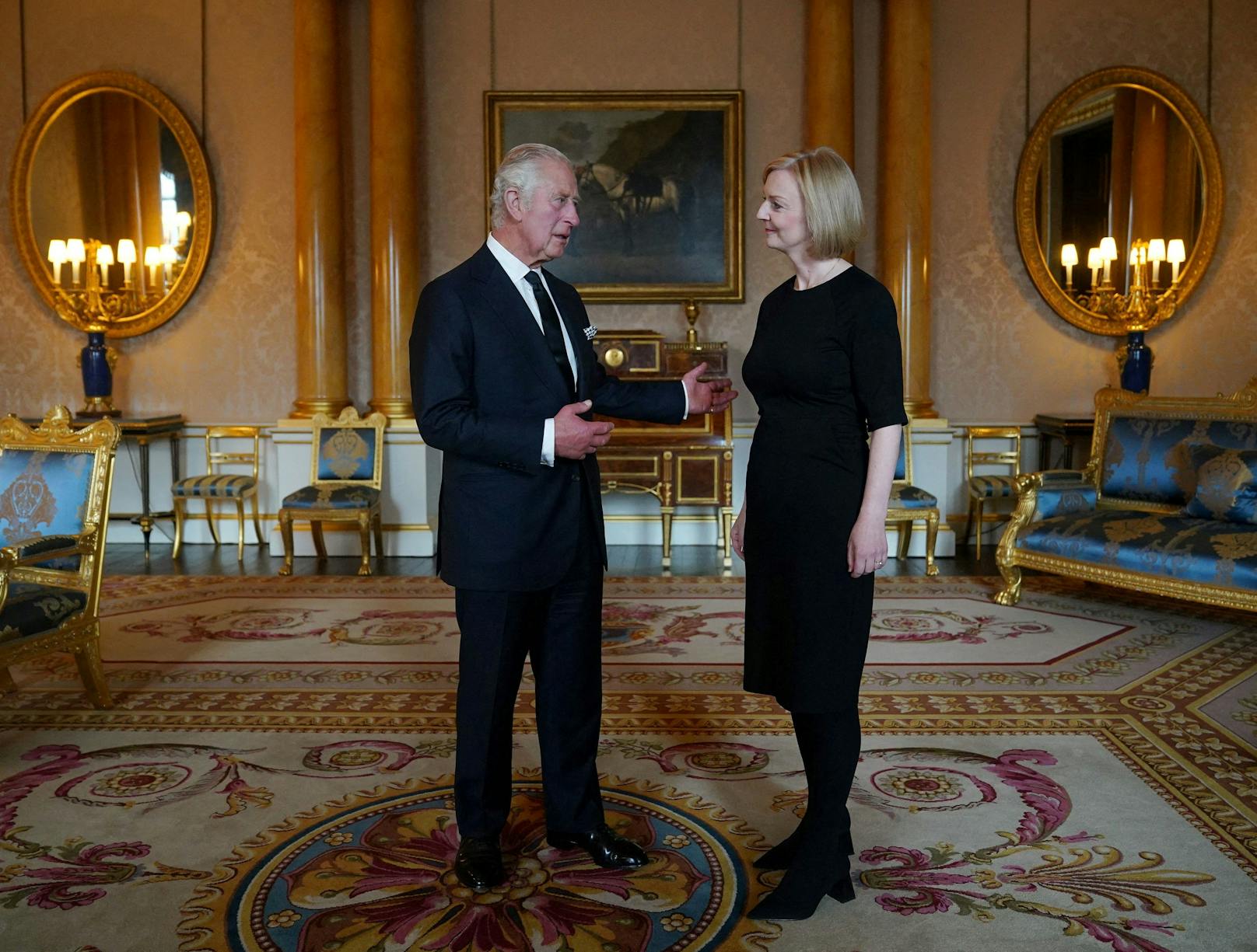 Seine Finger sind rot und geschwollen.&nbsp;König Charles III. im Gespräch mit der Premierministerin Liz Truss.