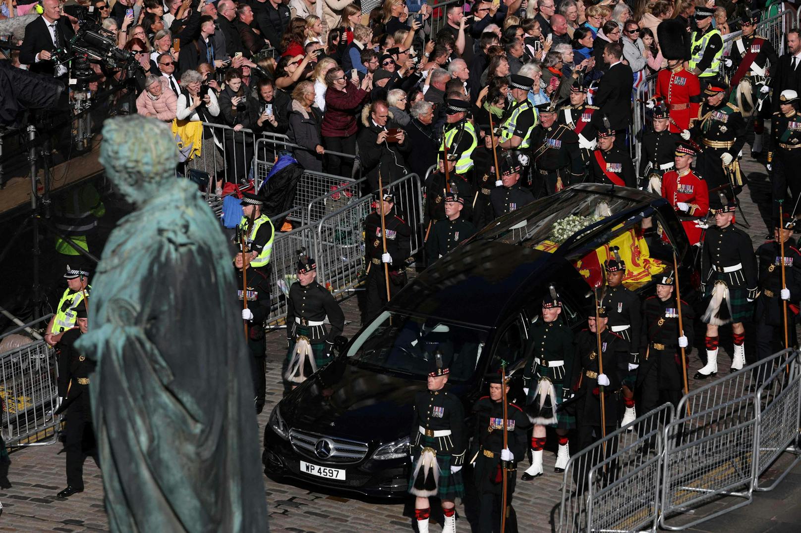 Der Sarg der verstorbenen Königin wird in die St. Giles Kathedrale in Edinburgh gebracht.