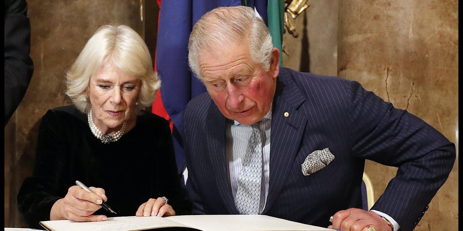 Charles liest sich immer alles genau durch, bevor er und seine Frau etwas unterschreiben.