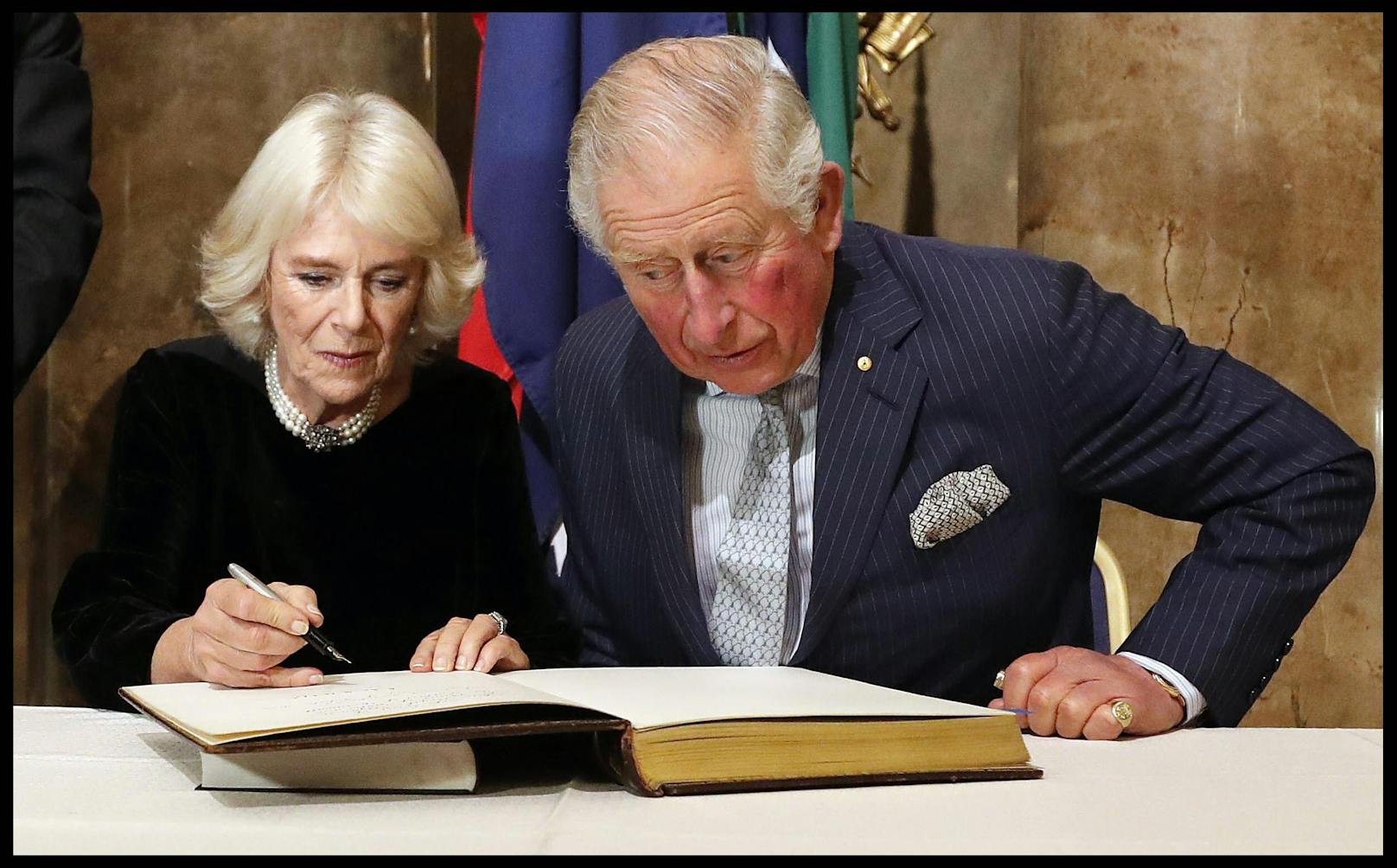 Charles liest sich immer alles genau durch, bevor er und seine Frau etwas unterschreiben.