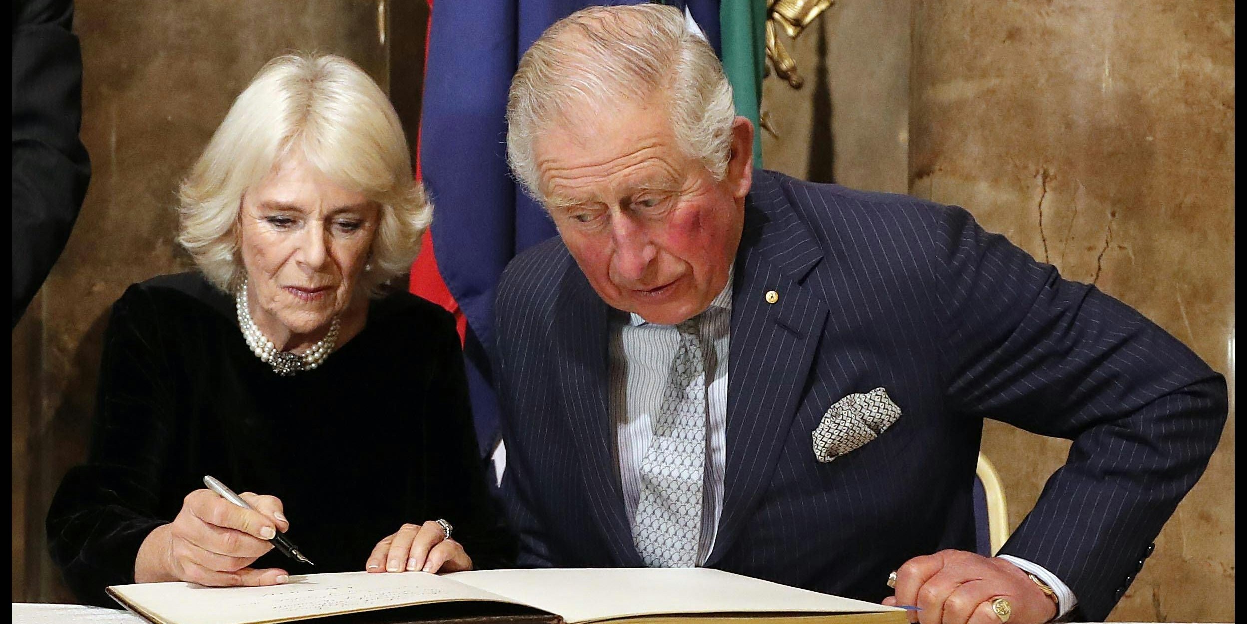 Charles liest sich immer alles genau durch, bevor er und seine Frau etwas unterschreiben.