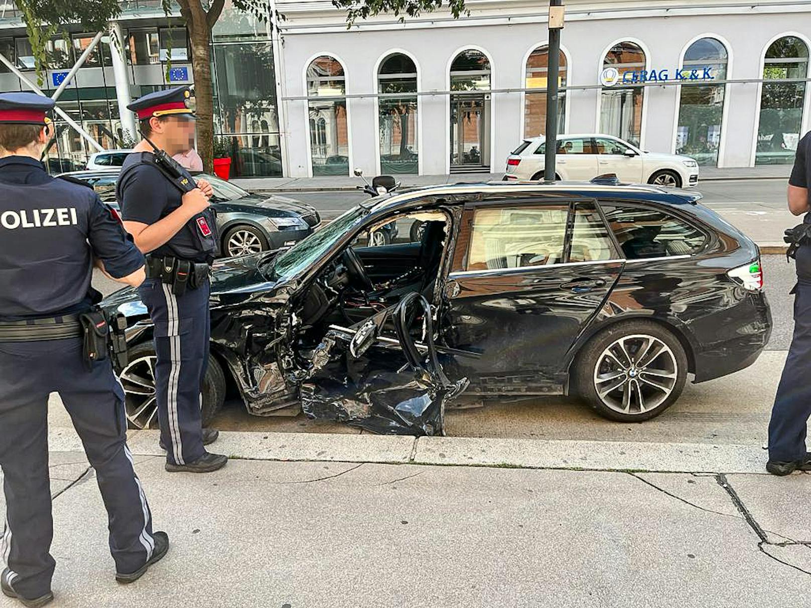 Eine 48-Jährige starb nach dem schweren Unfall am Ring im Spital, der BMW wurde seitlich vom Mercedes getroffen.
