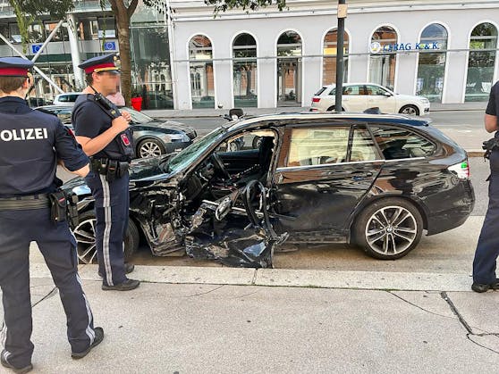 Die 48-Jährige starb nach dem schweren Unfall am Ring im Spital, der BMW wurde seitlich vom Mercedes getroffen.