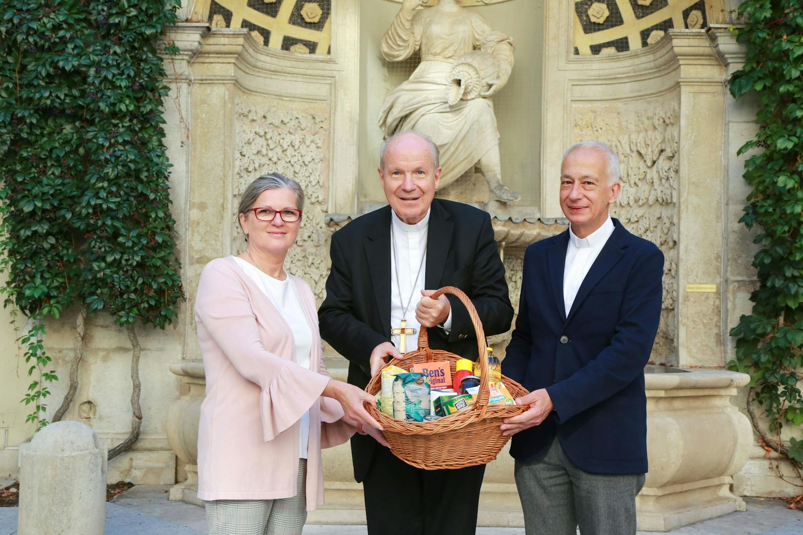 Michael Landau, Präsident der Caritas Österreich, Kardinal Christoph Schönborn und Erika Spinka von der Caritas-Lebensmittelausgabe bitten um Lebensmittelspenden in Zeiten der Rekordinflation.